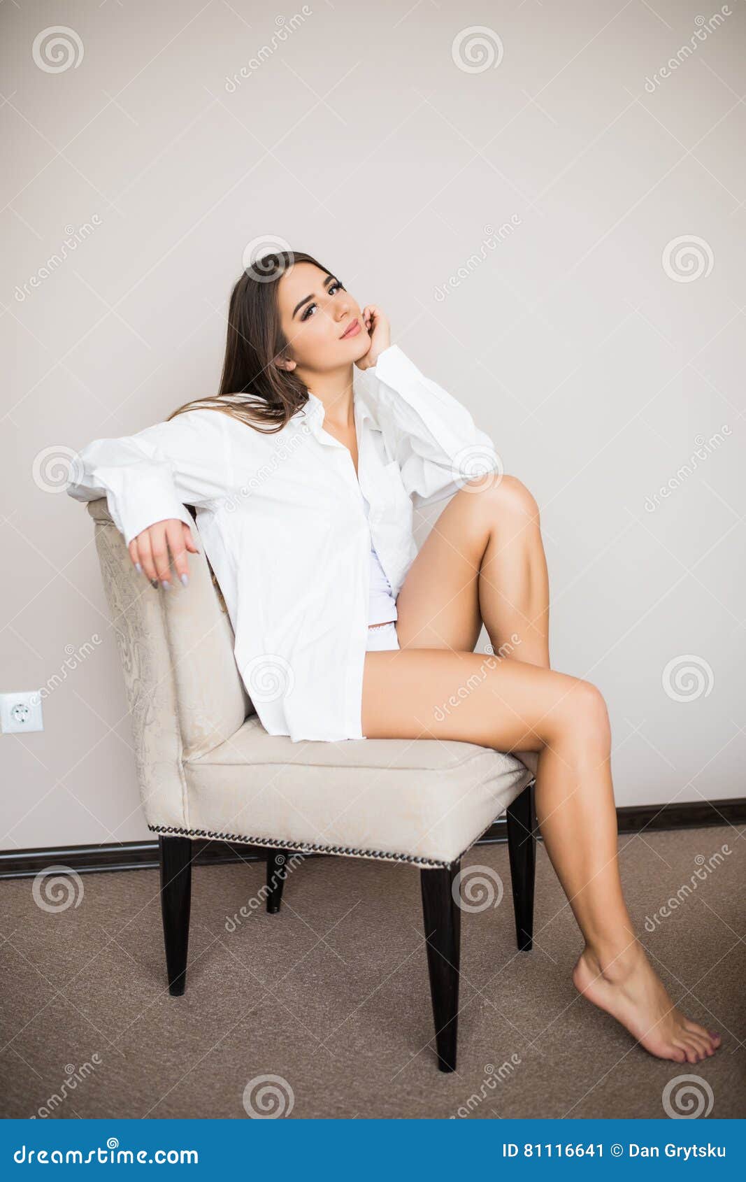 Mujer En La Camisa Del Hombre Que Sienta Silla Imagen de archivo Imagen de atractivo, sitio: 81116641