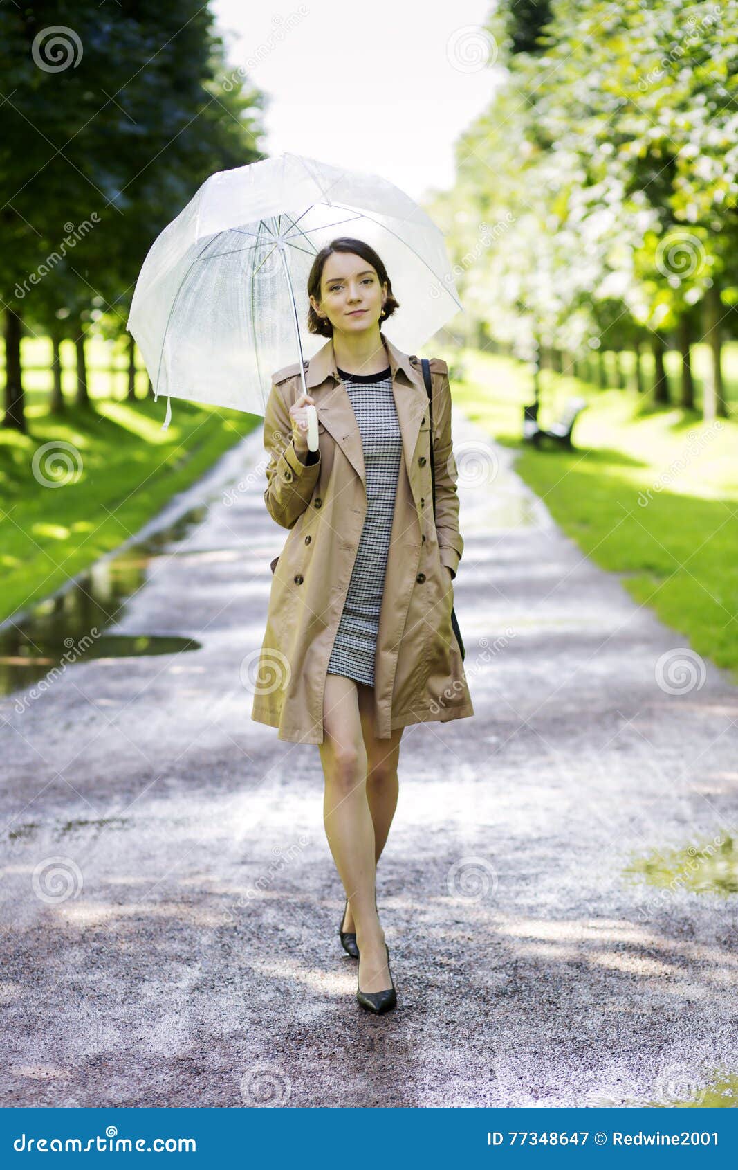 Mujer En La Capa Con El Paraguas En El Día Soleado Imagen de archivo -  Imagen de bolsillo, modelo: 77348647