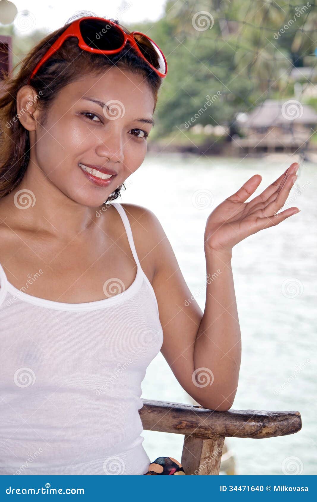 Mujer en la costa foto de archivo. Imagen de gente, femenino 34471640