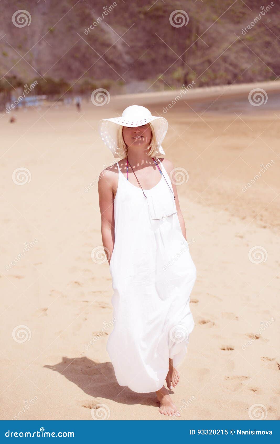 Mujer En La Playa En El Vestido Y El Sombrero Blancos Imagen de archivo - Imagen de tropical, gente: 93320215 Mujer En La Playa En El Vestido Y El Sombrero Blancos Imagen de archivo - Imagen de tropical, gente: 93320215
