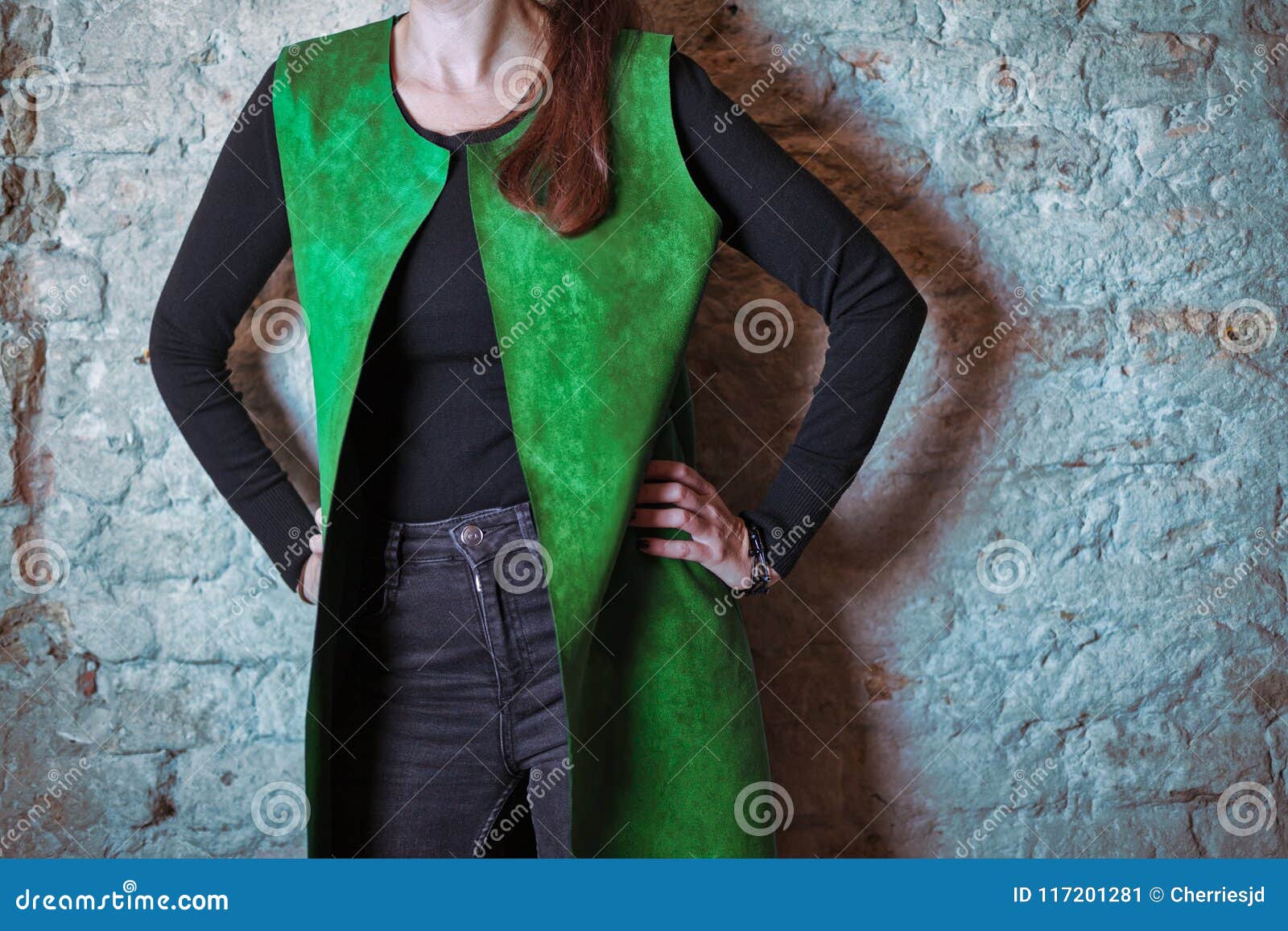 Mujer En La Presentación Verde Del Chaleco Imagen de archivo - Imagen de  copia, fondo: 117201281