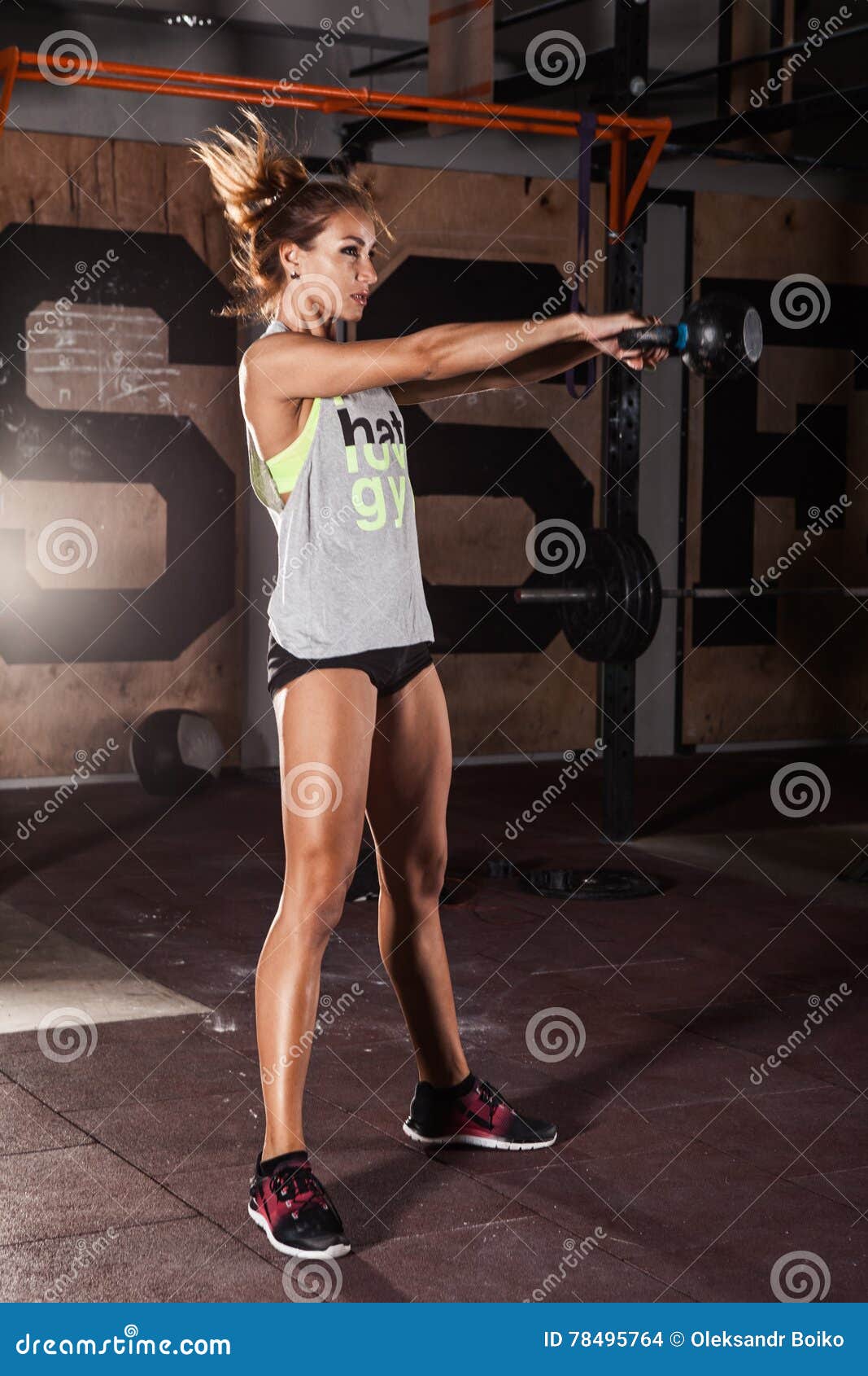 Mujer En La Ropa De Deportes Que Hace Entrenamiento Crossfit Foto de archivo - ejercicio, hembra: 78495764