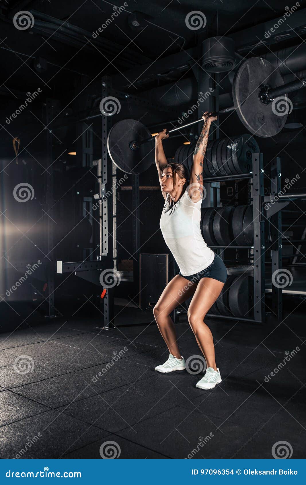 Mujer En La Ropa De Deportes Que Hace Entrenamiento Del Crossfit Foto de  archivo - Imagen de muscular, deporte: 97096354