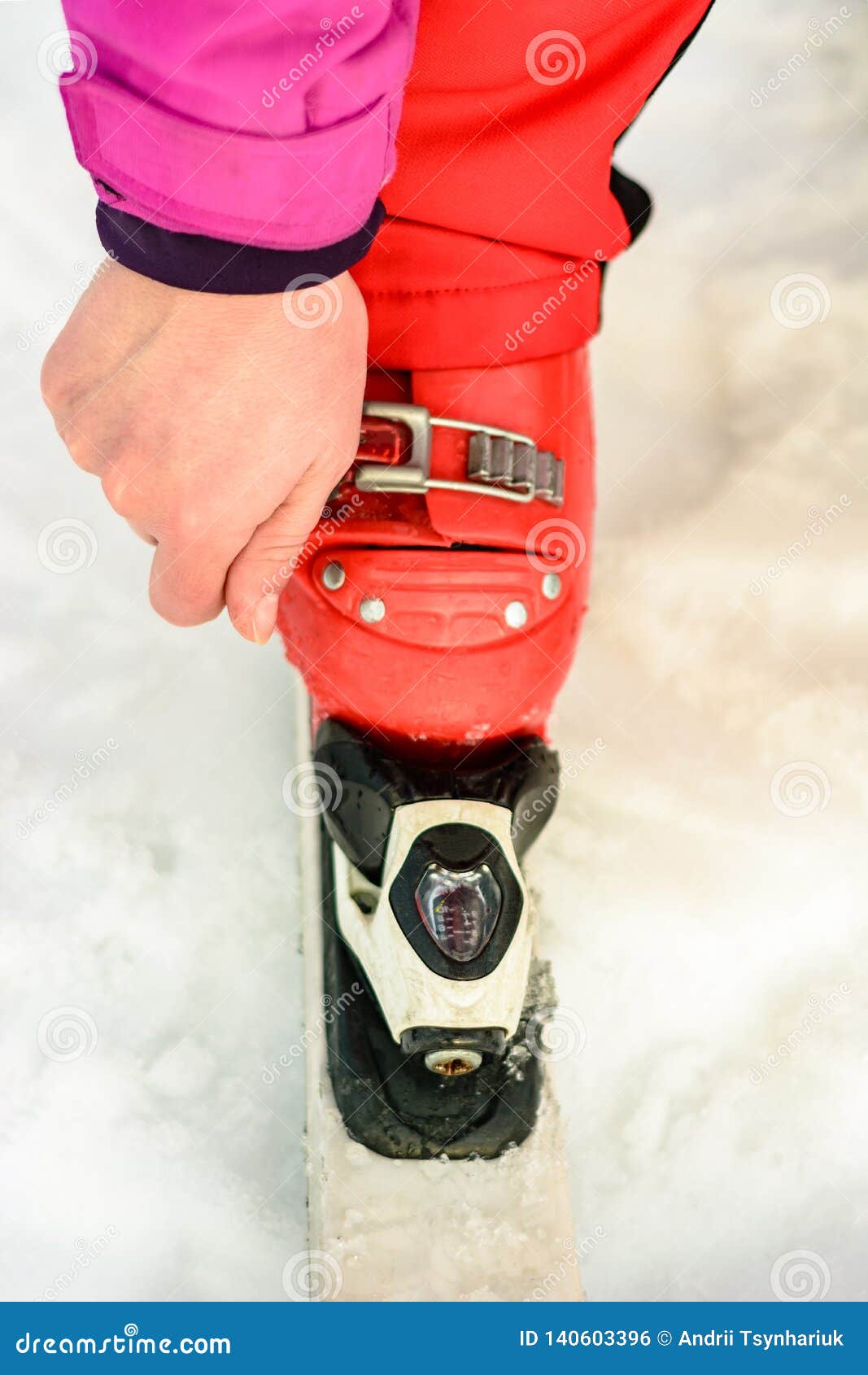 Mujer En La Ropa Rojo-rosada Que Lleva El Calzado Del Esquí Para Esquiar  Foto de archivo - Imagen de imagen, extremo: 140603396