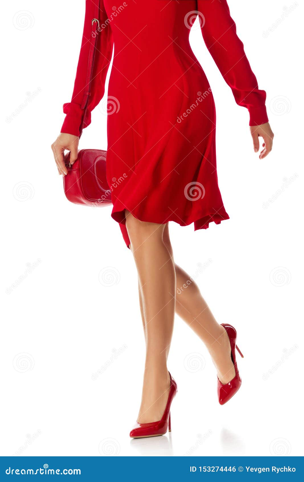 Mujer En La Situación Vestido Con El Bolso Los Zapatos Rojos Del Monedero Foto de archivo - Imagen de mano, 153274446
