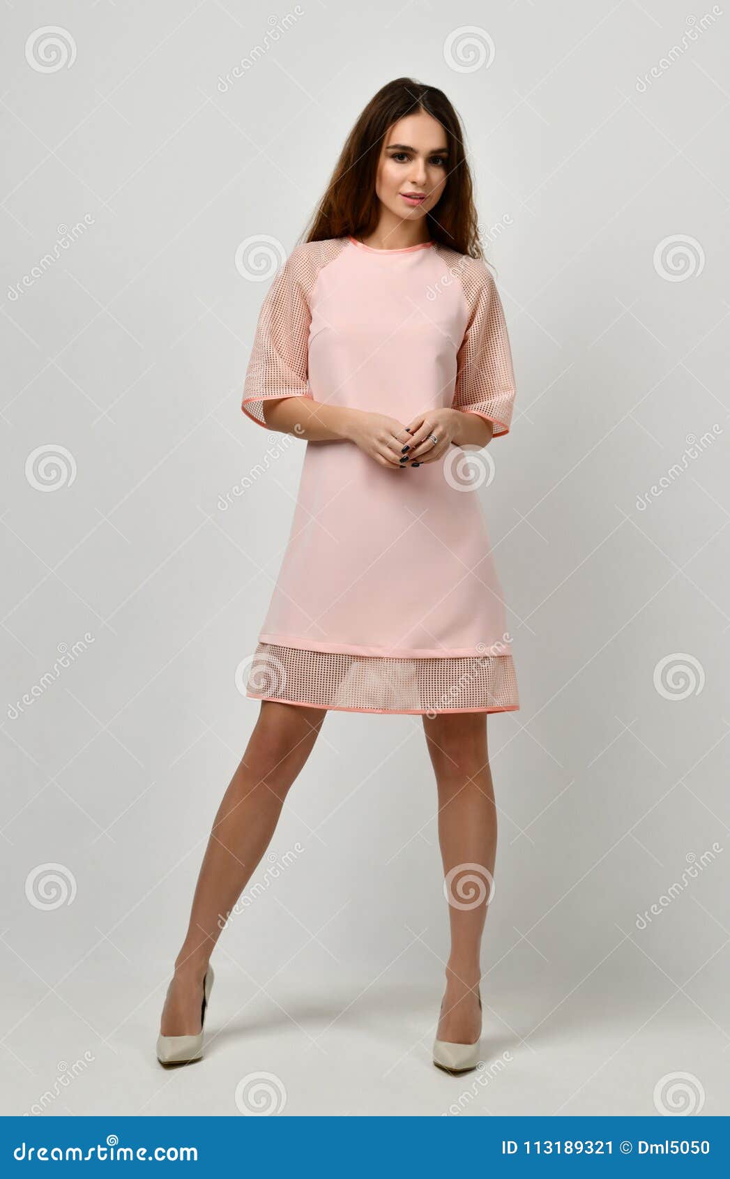 Ladrillo Realizable Leeds Mujer En La Situación Rosada Del Vestido Del Invierno Del Color En Colores  Pastel Imagen de archivo - Imagen de fashionable, ropa: 113189321