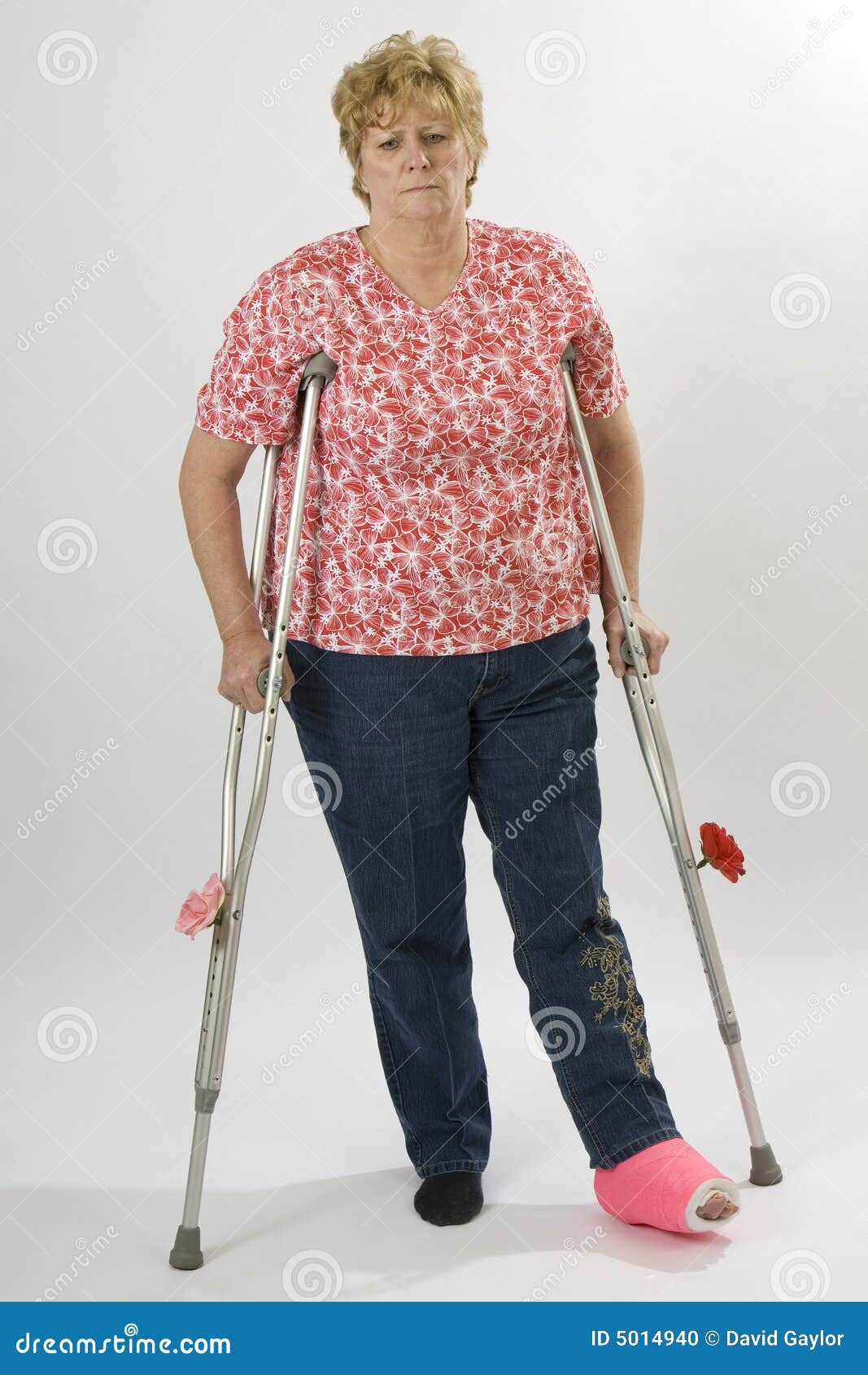 Mujer en las muletas foto de archivo. Imagen de cure, mujer - 5014940