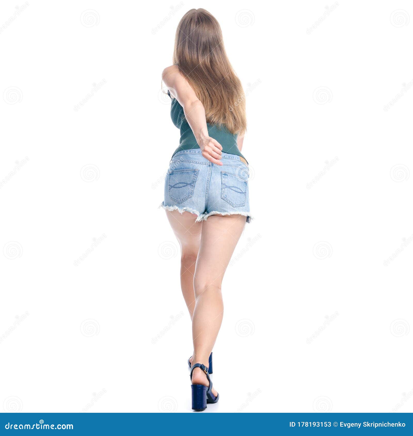 Mujer En Pantalones Cortos De Denim Va Caminando Corriendo Imagen de  archivo - Imagen de gente, movimiento: 178193153