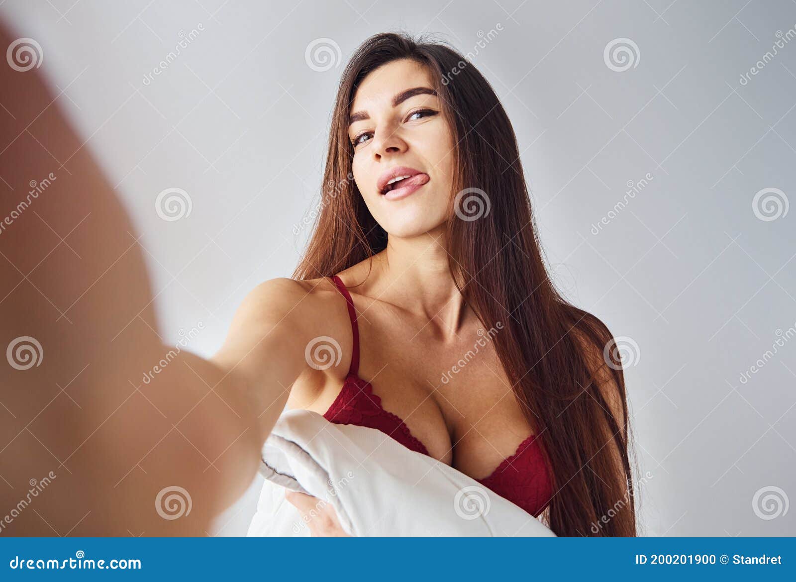 Mujer En Ropa Interior Tomando Selfie En El Estudio Con Fondo Blanco Foto  de archivo - Imagen de humano, cubierta: 200201900