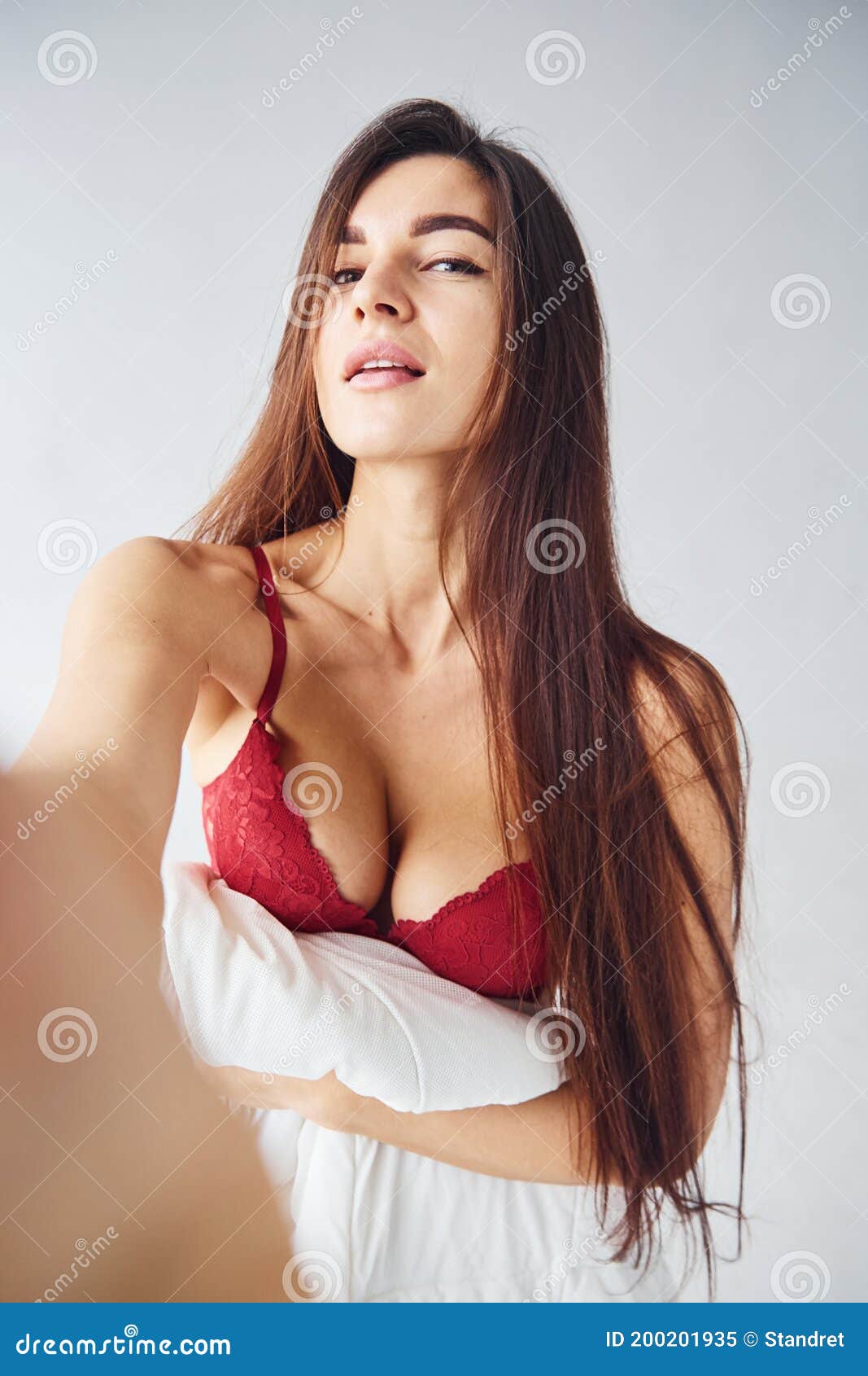 Mujer En Ropa Interior Tomando Selfie En El Estudio Con Fondo Blanco Imagen  de archivo - Imagen de hembra, fondo: 200201935