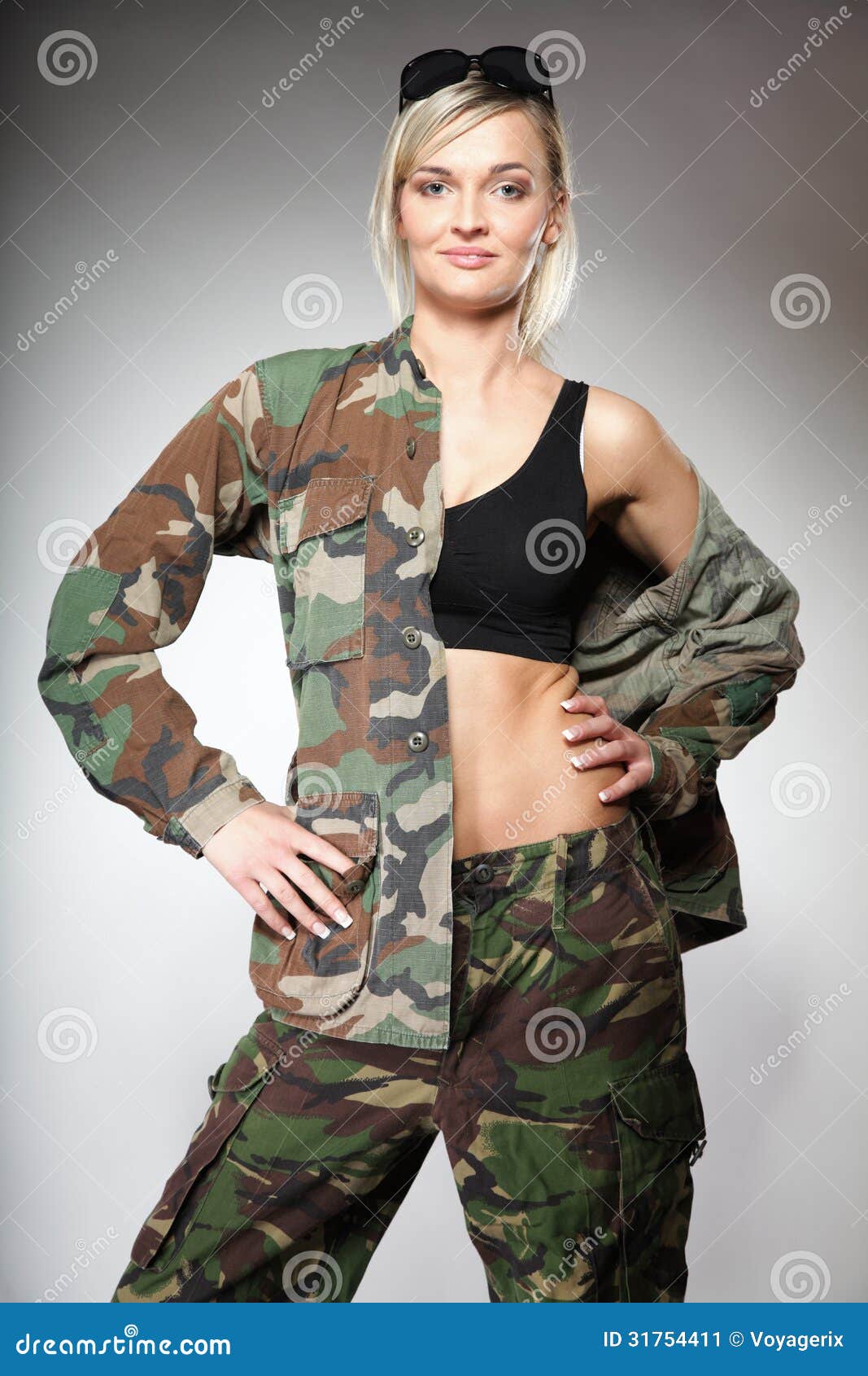 hará Dificil Pila de Mujer En Ropa Militar, Muchacha Del Ejército Imagen de archivo - Imagen de  acampada, soldado: 31754411