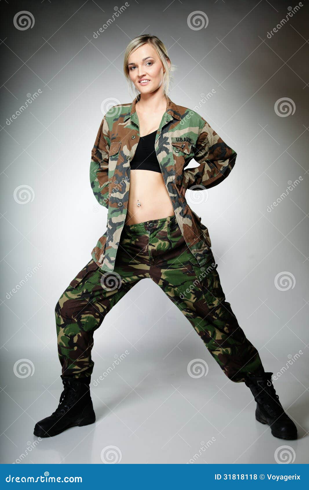 Mujer En Ropa Militar, Muchacha Ejército Foto de archivo Imagen de soldado, mujer: 31818118