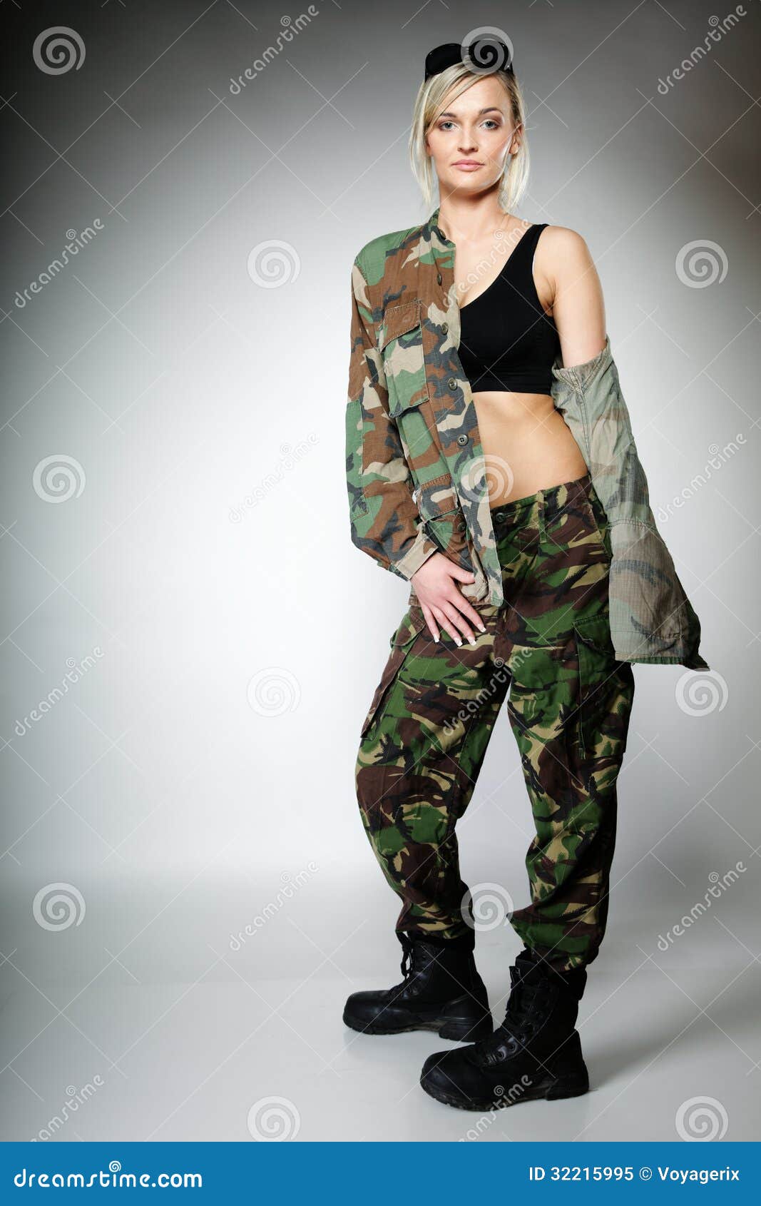 Mujer En Ropa Militar, Muchacha Del Imagen de archivo - Imagen de guerra, militar: