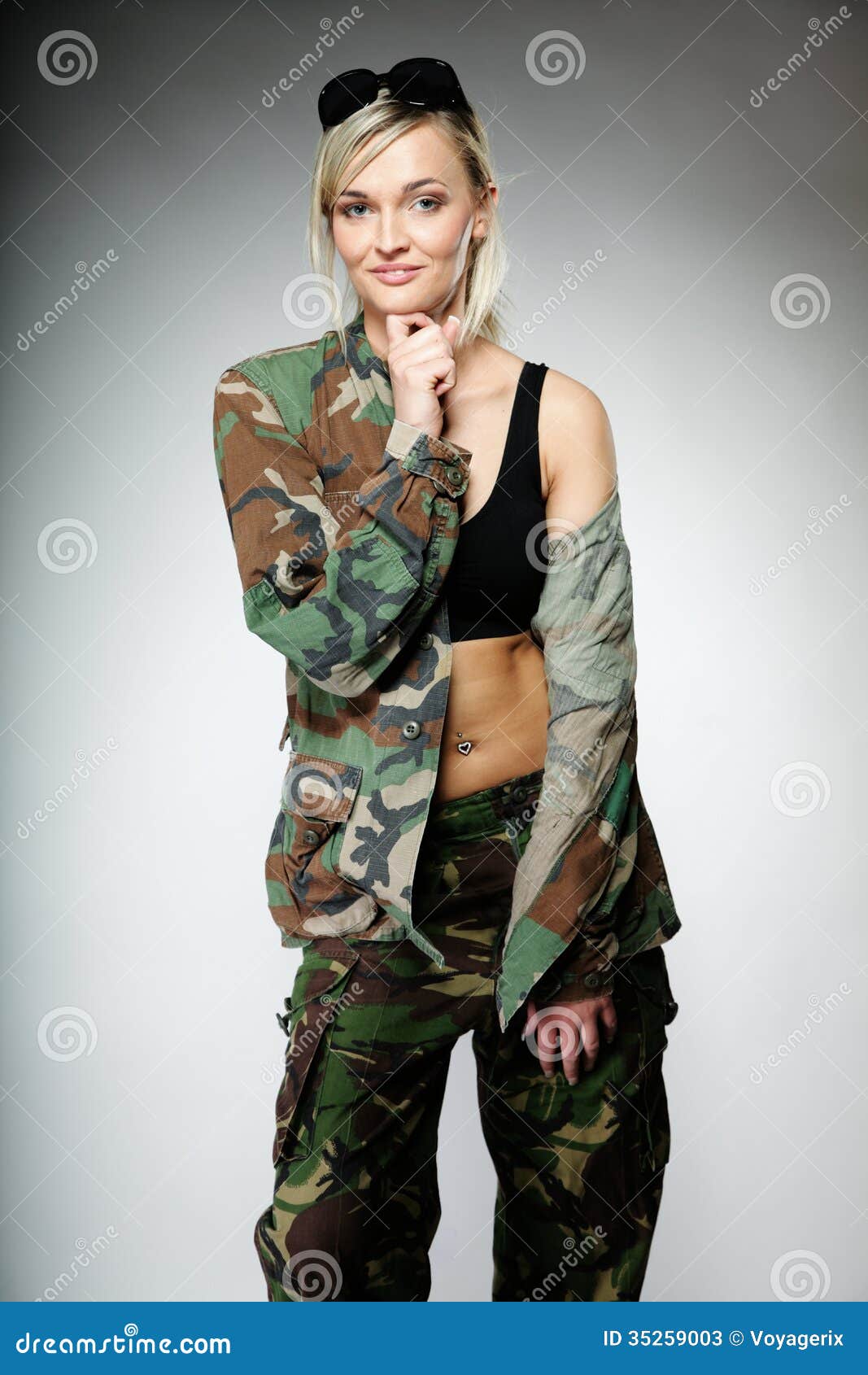 Mujer En Ropa Militar, Muchacha Del Ejército de archivo - Imagen de salvaguardia, soldado: 35259003