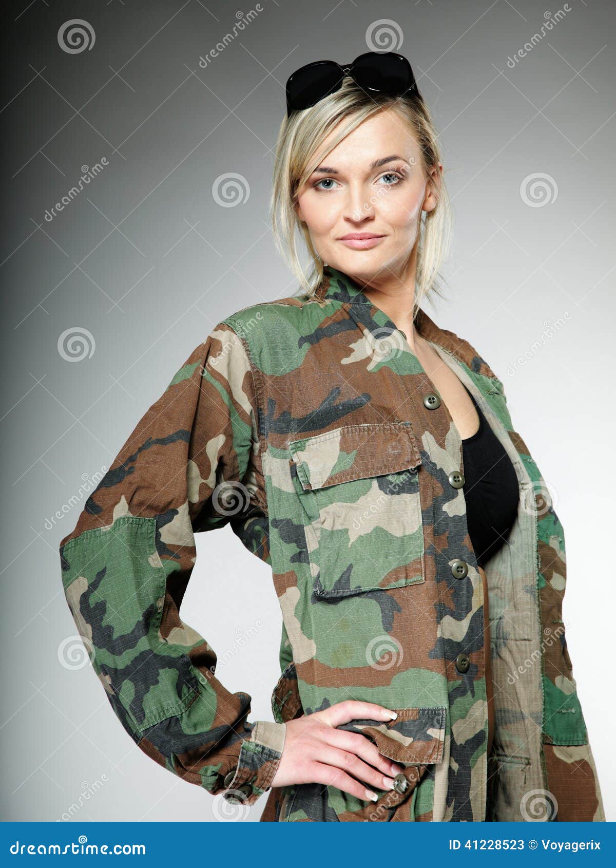 Mujer En Ropa Militar, Muchacha Ejército Imagen de - Imagen de acampada, fuerzas: 41228523