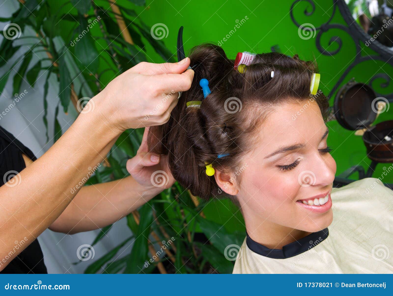 Mujer en salón de pelo imagen de archivo. Imagen de profesional 17378021
