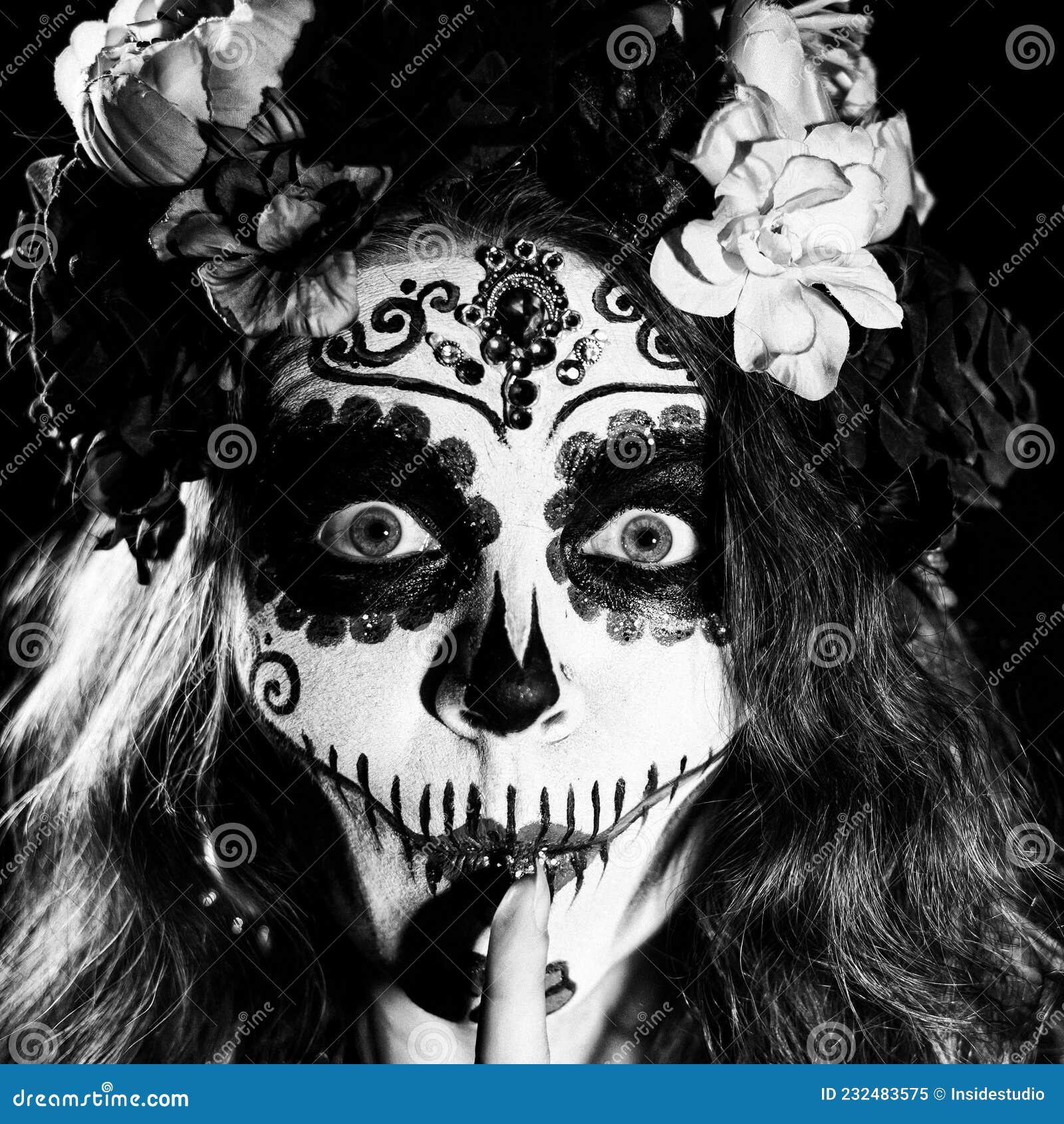 Mujer En Santa Muerte Maquillaje De Fondo Negro. Niña Con Traje Tradicional Mexicano De La Muerte Sagrada Para Halloween Imagen de archivo - Imagen de arte, negro: 232483575 Mujer En Santa Muerte Maquillaje De Fondo Negro. Niña Con Traje Tradicional Mexicano De La Muerte Sagrada Para Halloween Imagen de archivo - Imagen de arte, negro: 232483575