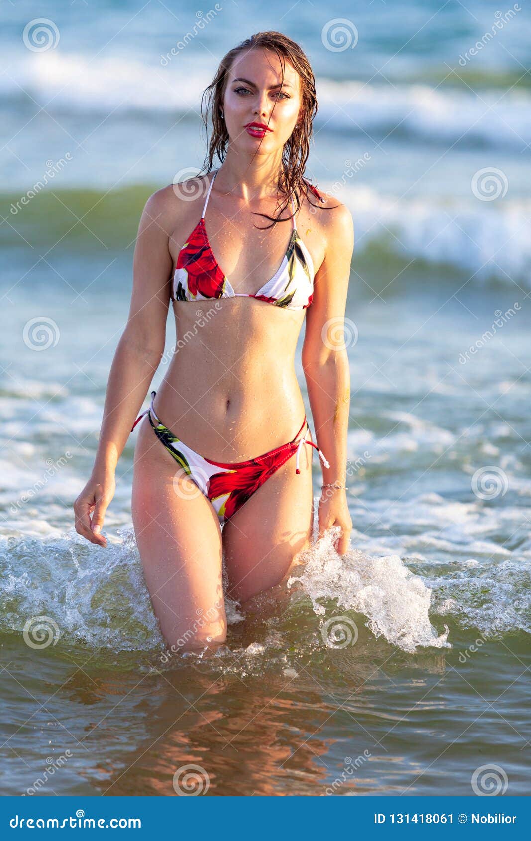 Mujer En Traje De Baño Bikini Posando En Una Playa De Mar Imagen de archivo  - Imagen de cubo, muchacha: 131418061