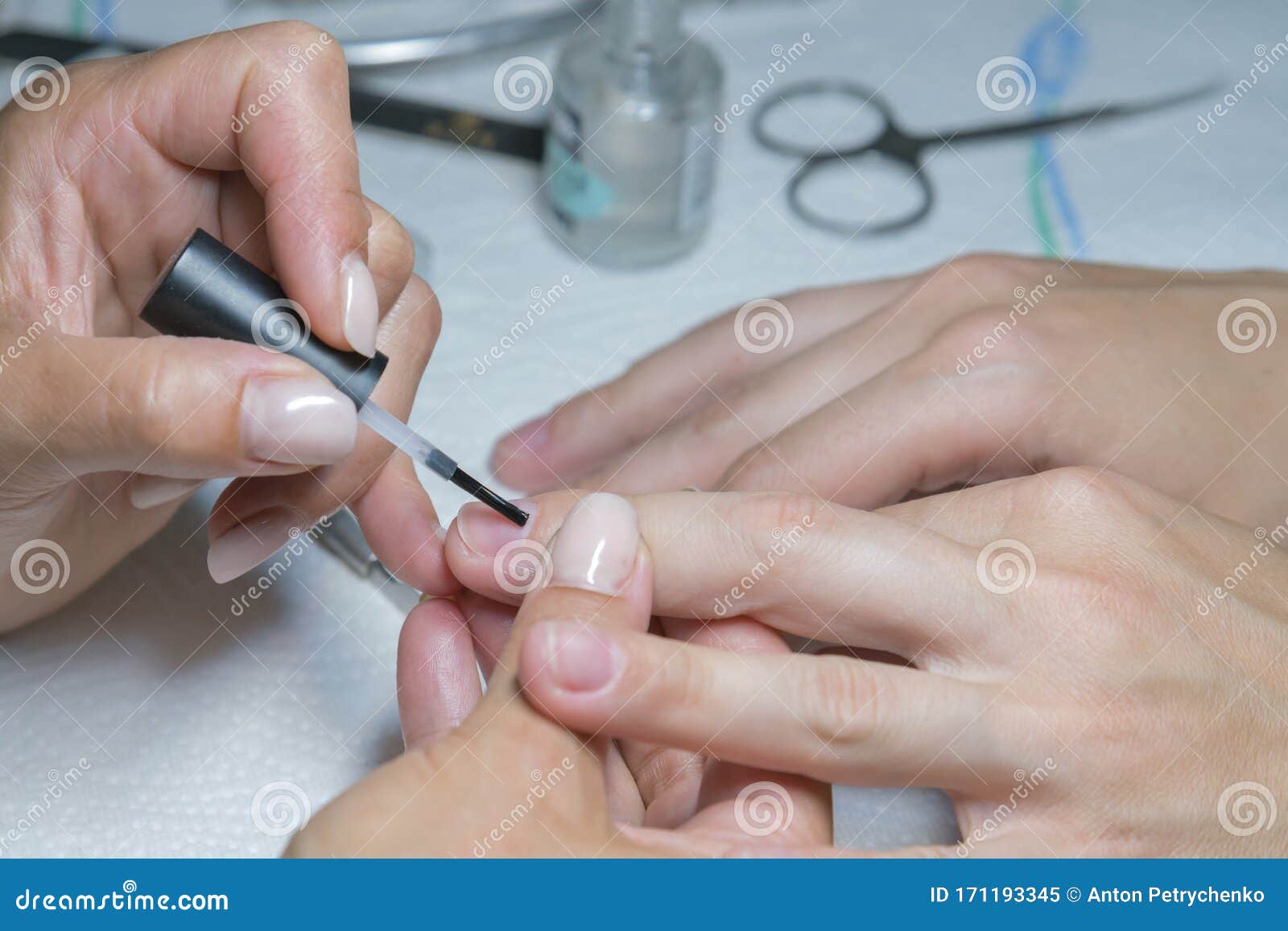 Mujer En Tratamiento De Manicura Con Cuchillo En Salón De Belleza Aplicación  De Un Cepillo Sobre Uñas Acrílicas En El Salón Imagen de archivo - Imagen  de lifestyle, pulimento: 171193345