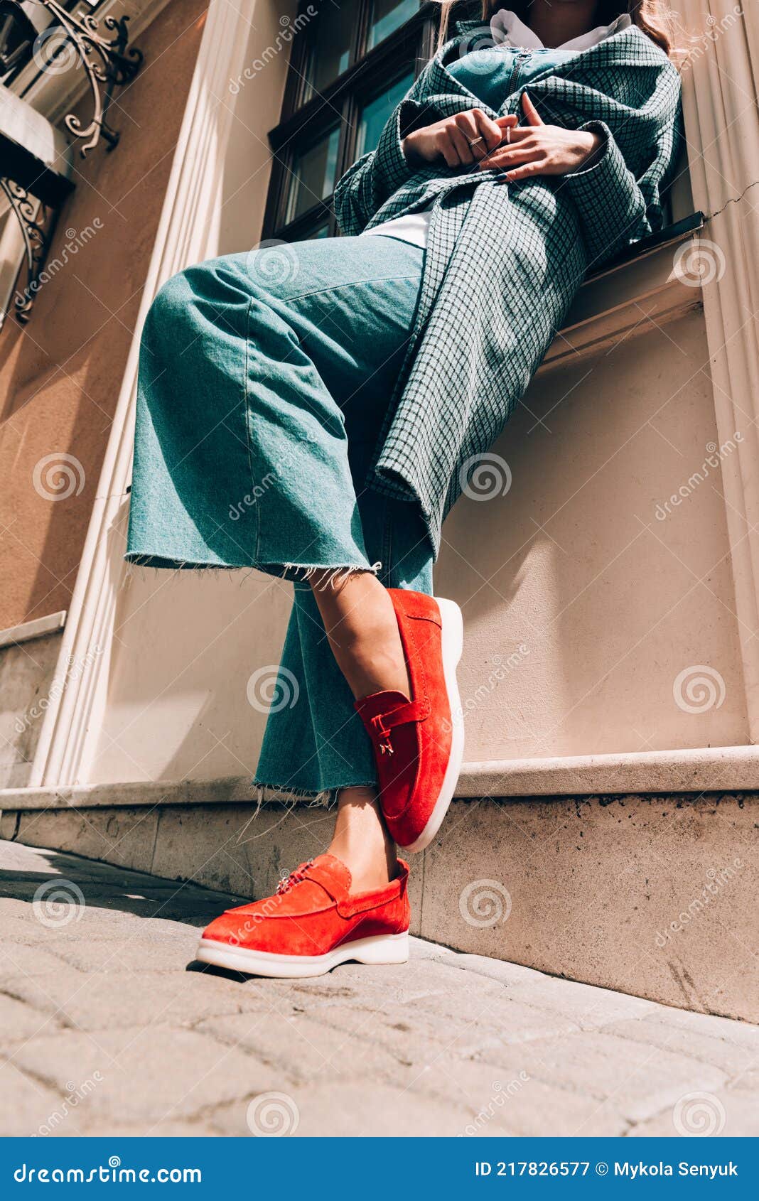 Mujer En Un Elegante Ante Rojo Zapatos Jeanse Azul Camisa Blanca Y Chaqueta a Cuadros De Moda Posando La Par Imagen de archivo - Imagen de hermoso: 217826577