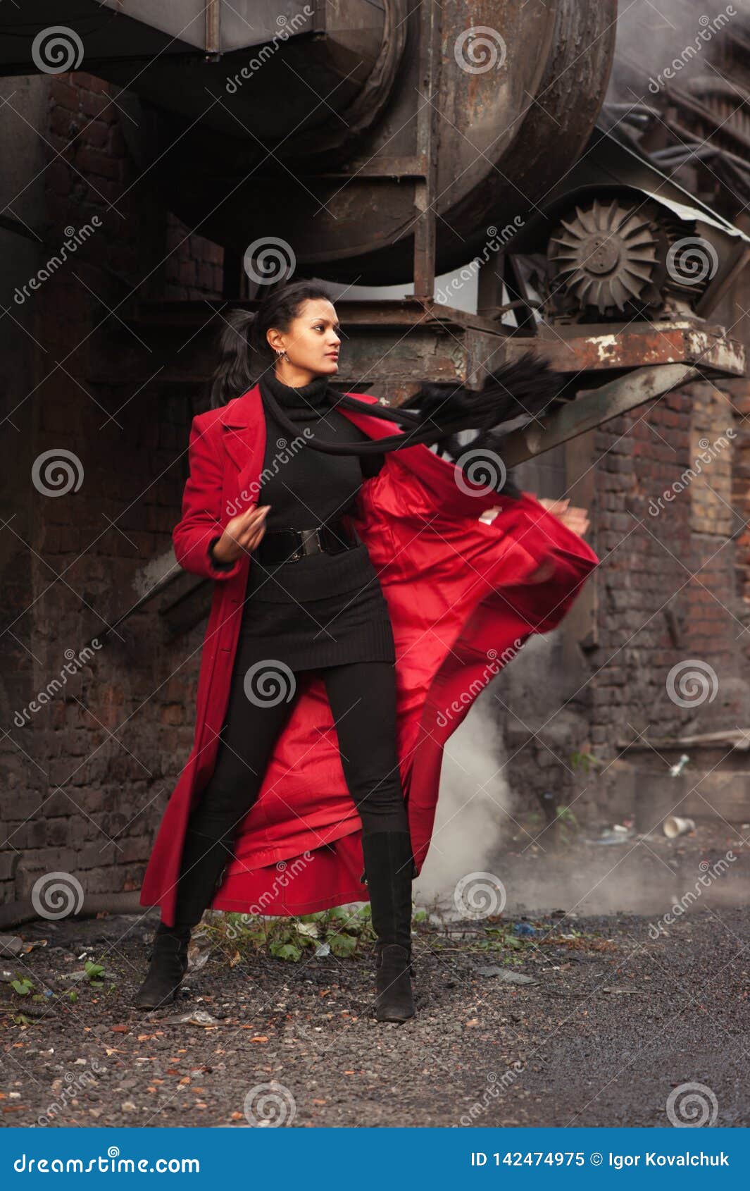 Mujer En Un Rojo de - Imagen de moderno: 142474975