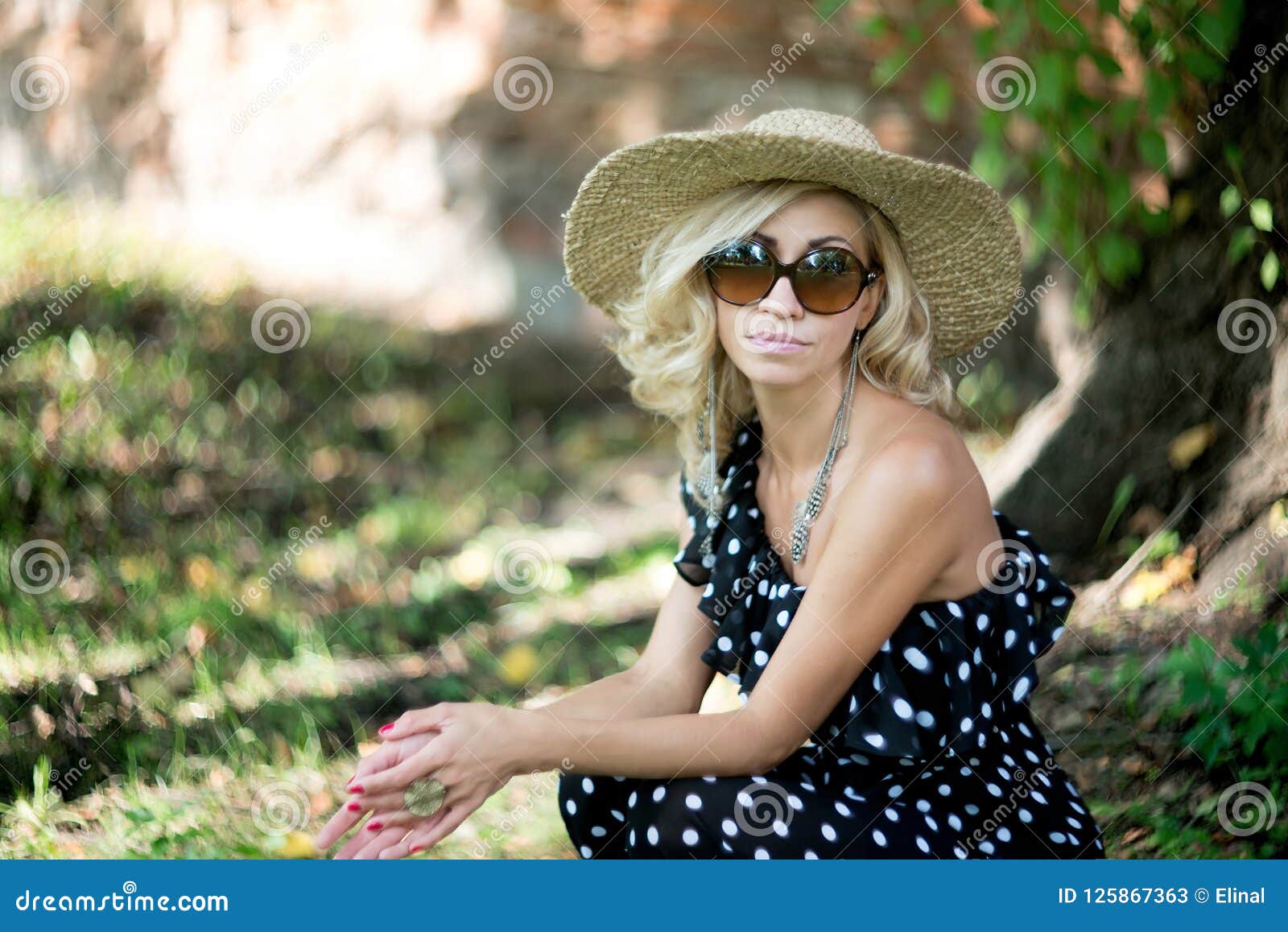 Mujer En Sombrero En Vestido Largo Del Lunar Estilo Italiano Imagen de archivo - Imagen de mirando, alineada: 125867363