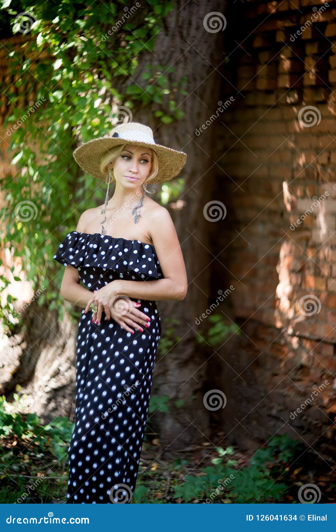 Mujer En Un Sombrero En Vestido Largo Del Estilo Italiano Retro Foto de archivo - Imagen verano, femenino: 126041634