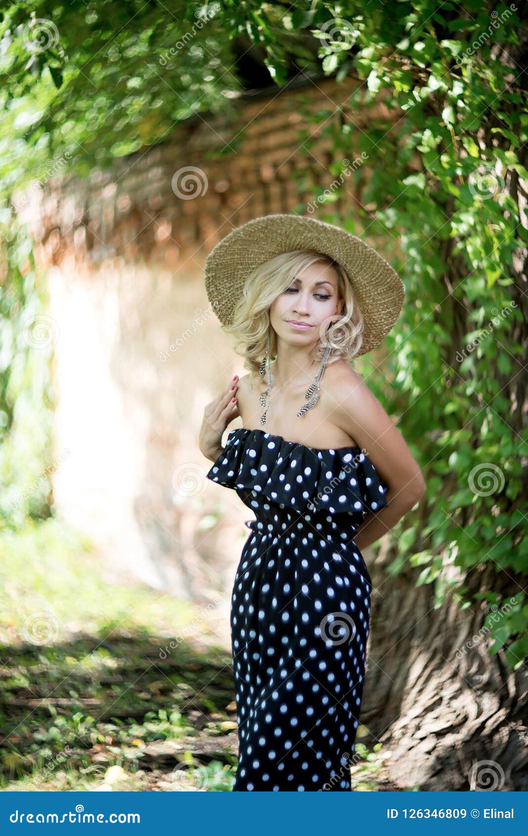 Mujer En Un Sombrero Vestido Largo Del Lunar Estilo Italiano Retro Cerca De La Pared De Imagen de archivo Imagen de modelo, elegante: