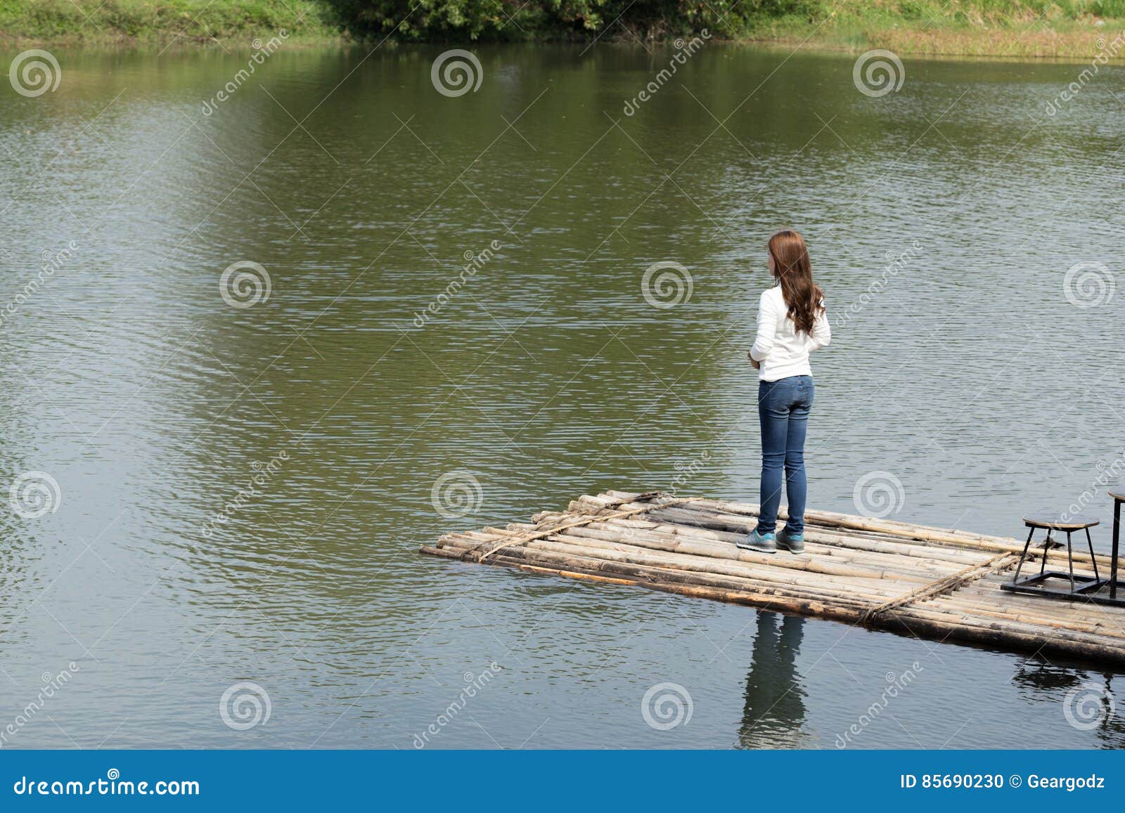 Mujer en una balsa de bambú en el río