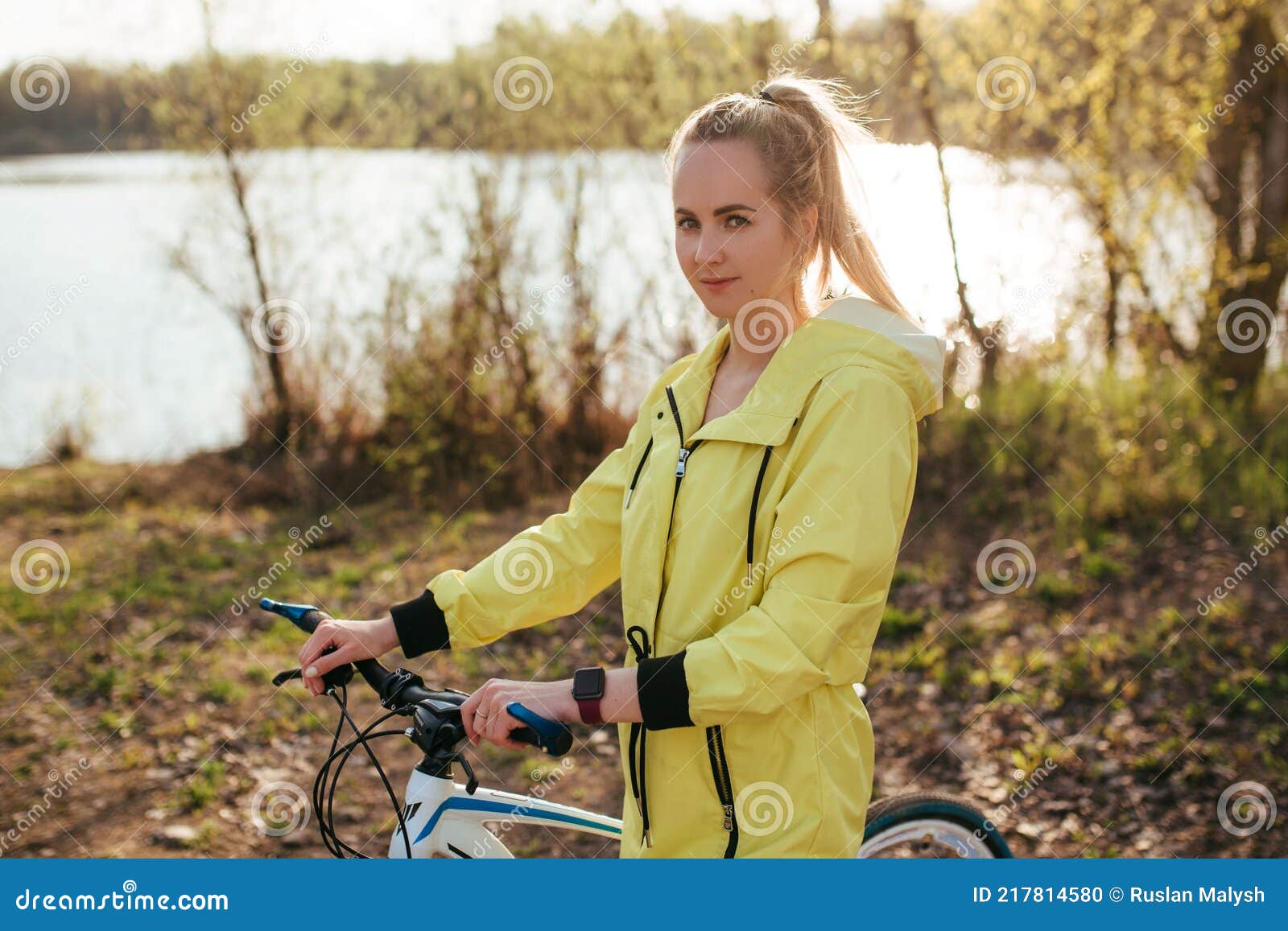 Mujer En Bici Con Un Impermeable En El Bosque. Foto archivo - Imagen de adulto, bicicleta: 217814580