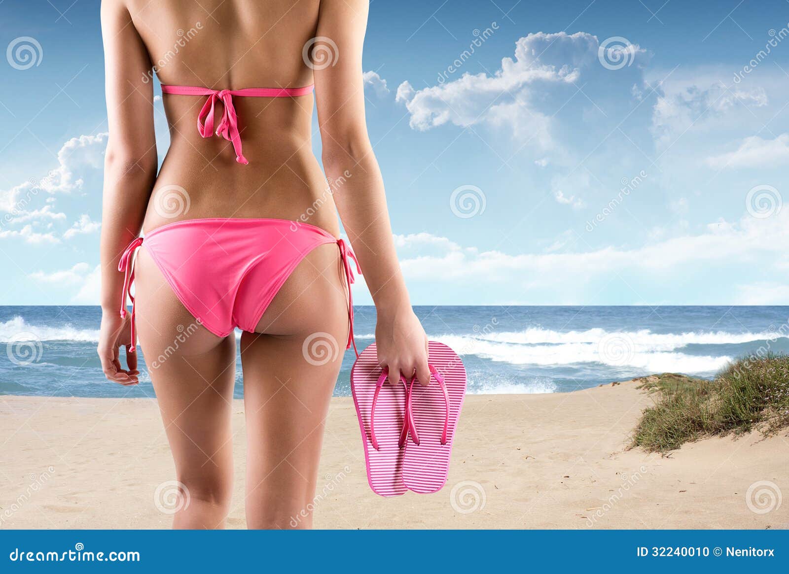 Gastos desarrollando victoria Mujer En Una Playa Con El Bikini Y Chancletas Foto de archivo - Imagen de  vacaciones, fracasos: 32240010