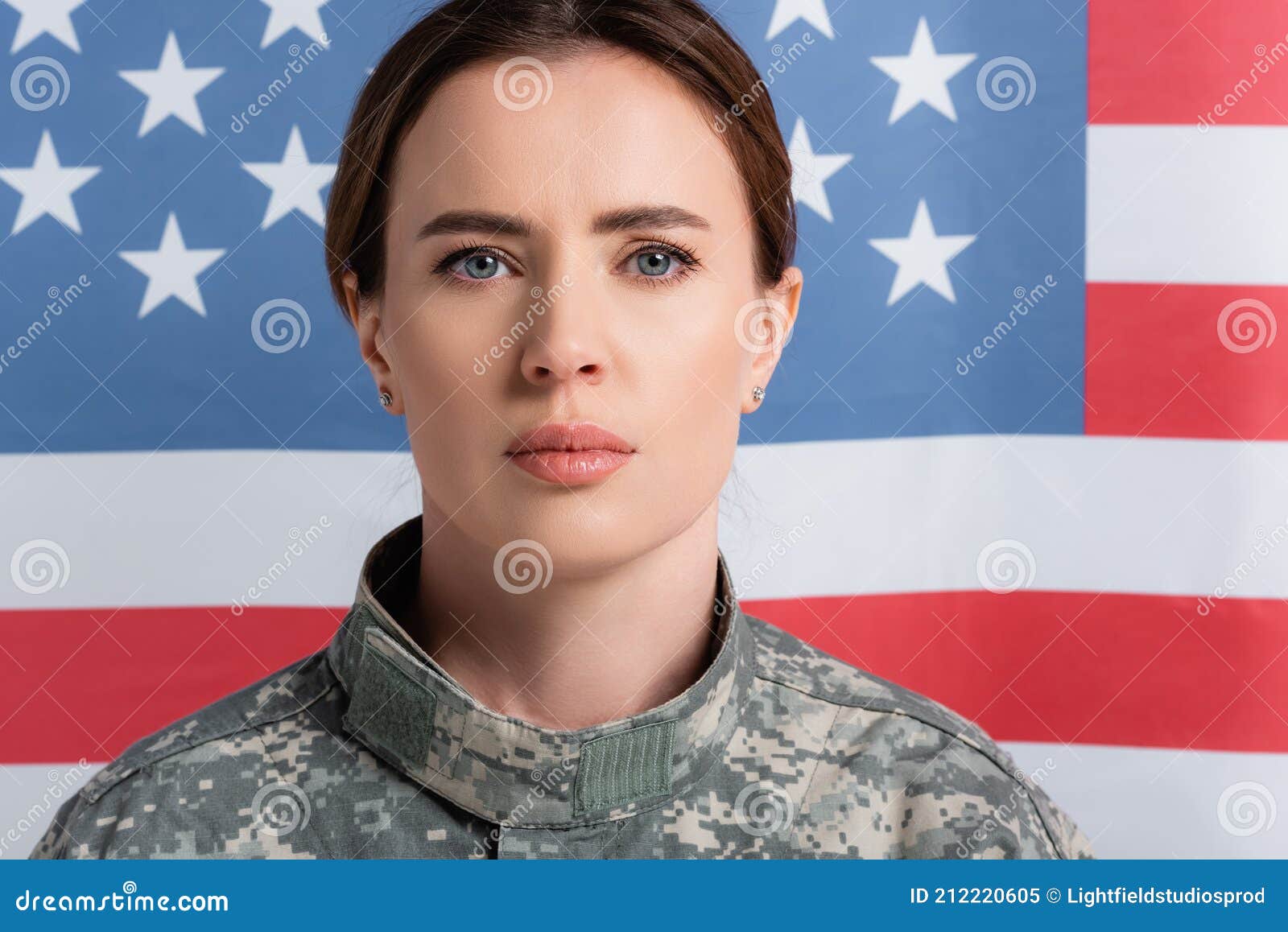 28.400+ Uniforme Militar Mujer Fotografías de stock, fotos e
