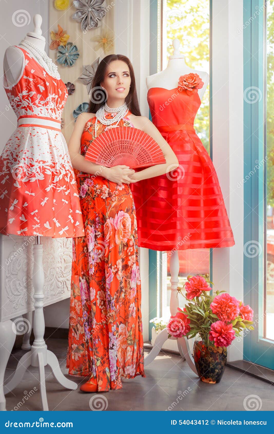 Sensación cometer escalada Mujer En Vestido De Flores Rojo Largo En Tienda De La Moda Foto de archivo  - Imagen de cliente, figura: 54043412