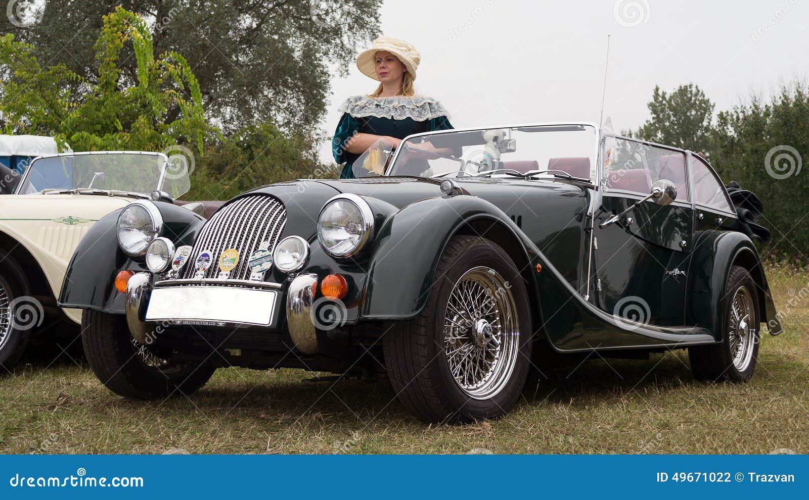 Mujer En Vestido Del Vintage Y Coche De Deportes Clásico De Morgan  Fotografía editorial - Imagen de inglés, costoso: 49671022