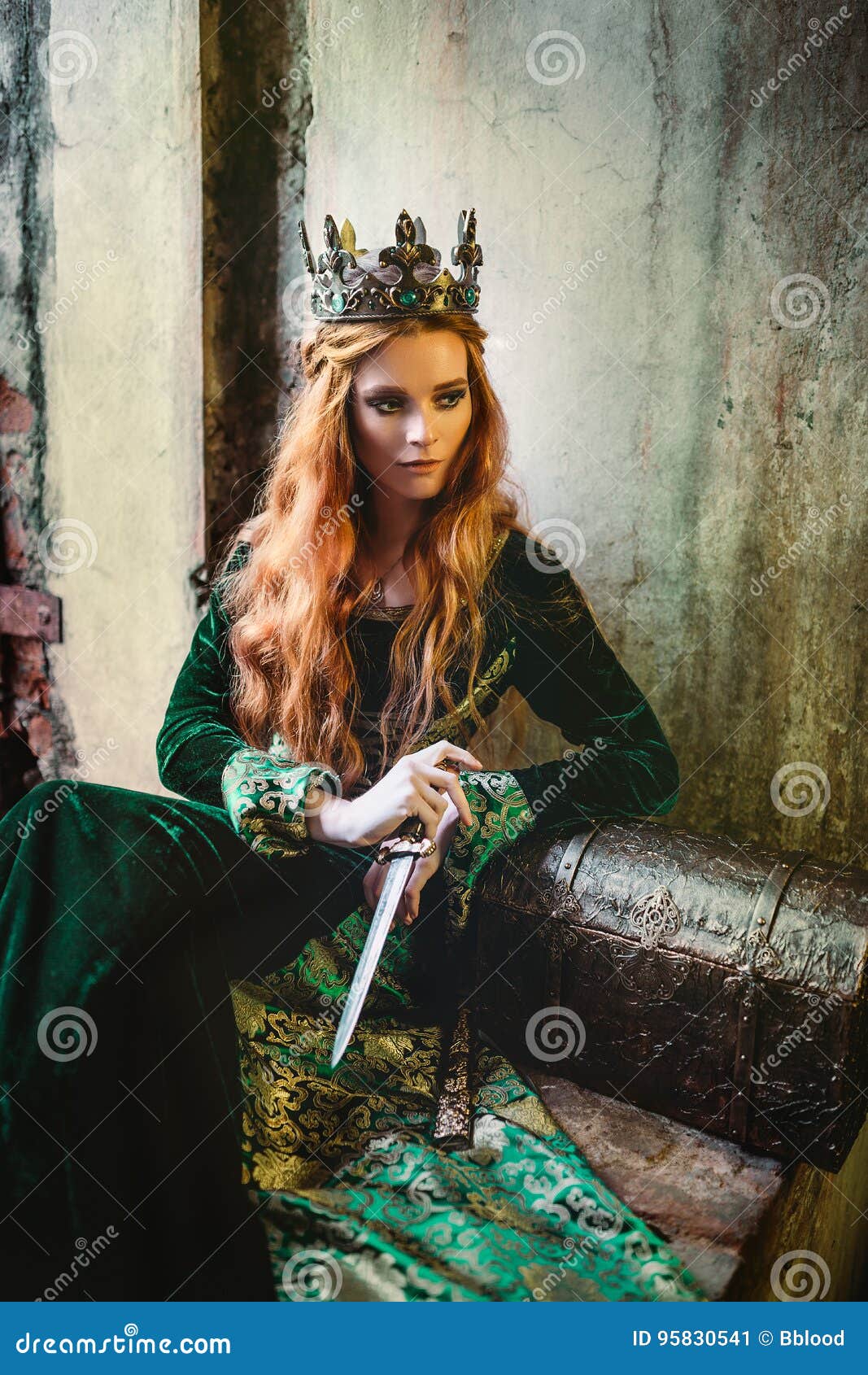 Mujer En Vestido Medieval Verde Foto de archivo - Imagen de verde,  princesa: 95831132