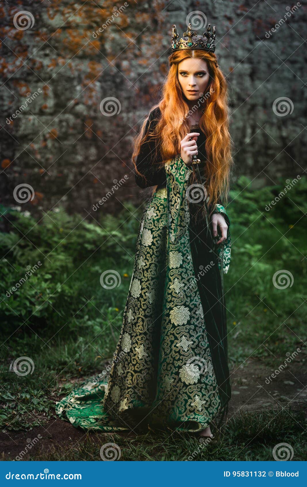 https://thumbs.dreamstime.com/z/mujer-en-vestido-medieval-verde-95831132.jpg