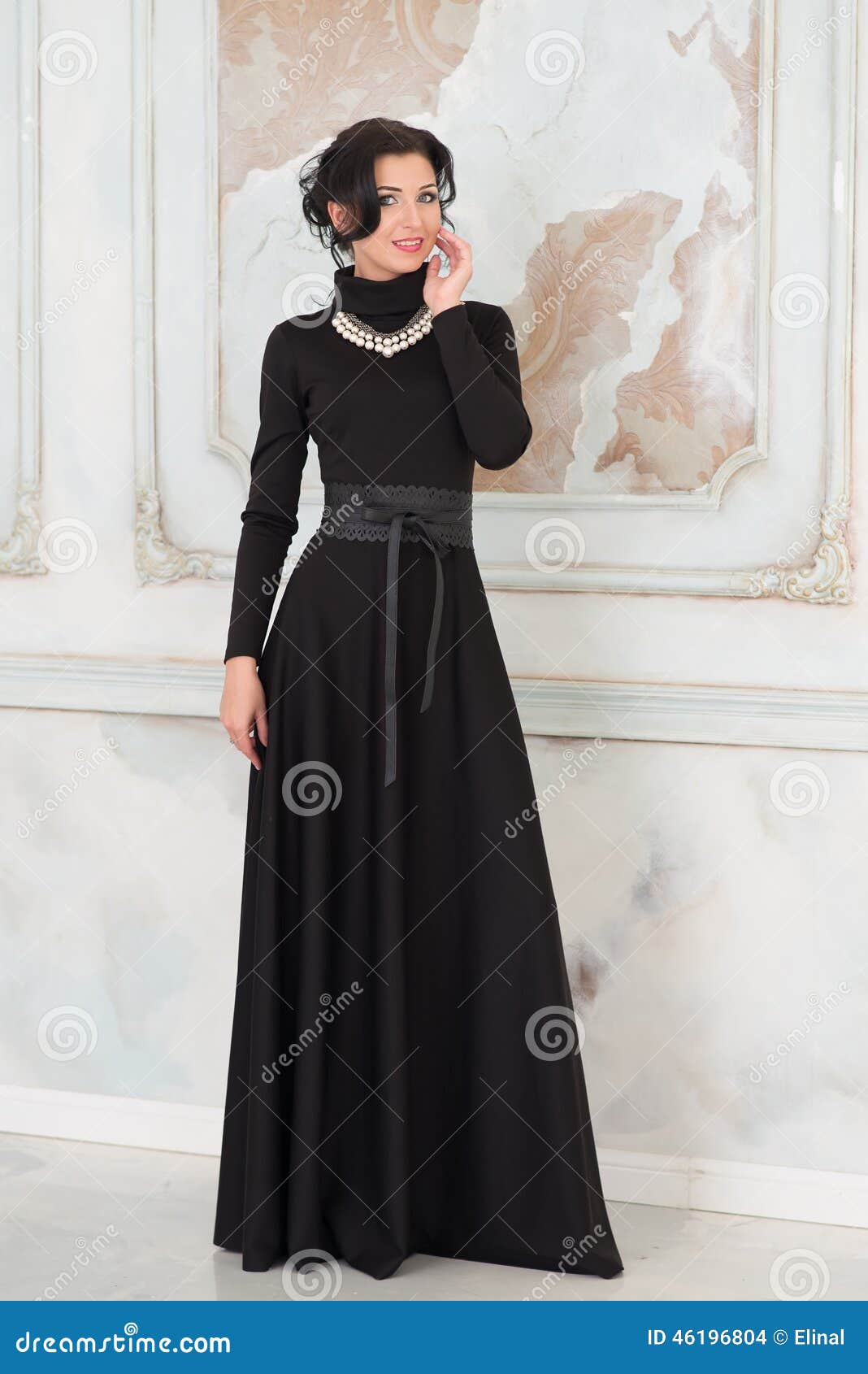Mujer En Vestido Negro Largo Elegante En Estudio Foto de archivo - Imagen  de mujer, retroceder: 46196804