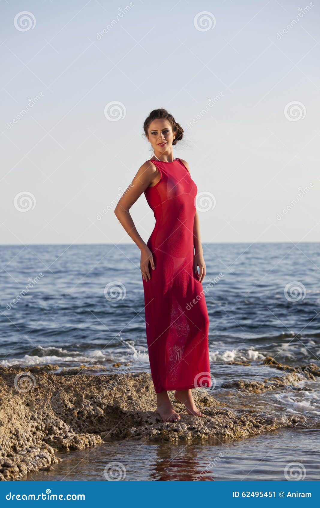 Mujer En Vestido Rojo En La Playa Imagen de archivo - Imagen de flujo,  manera: 62495451
