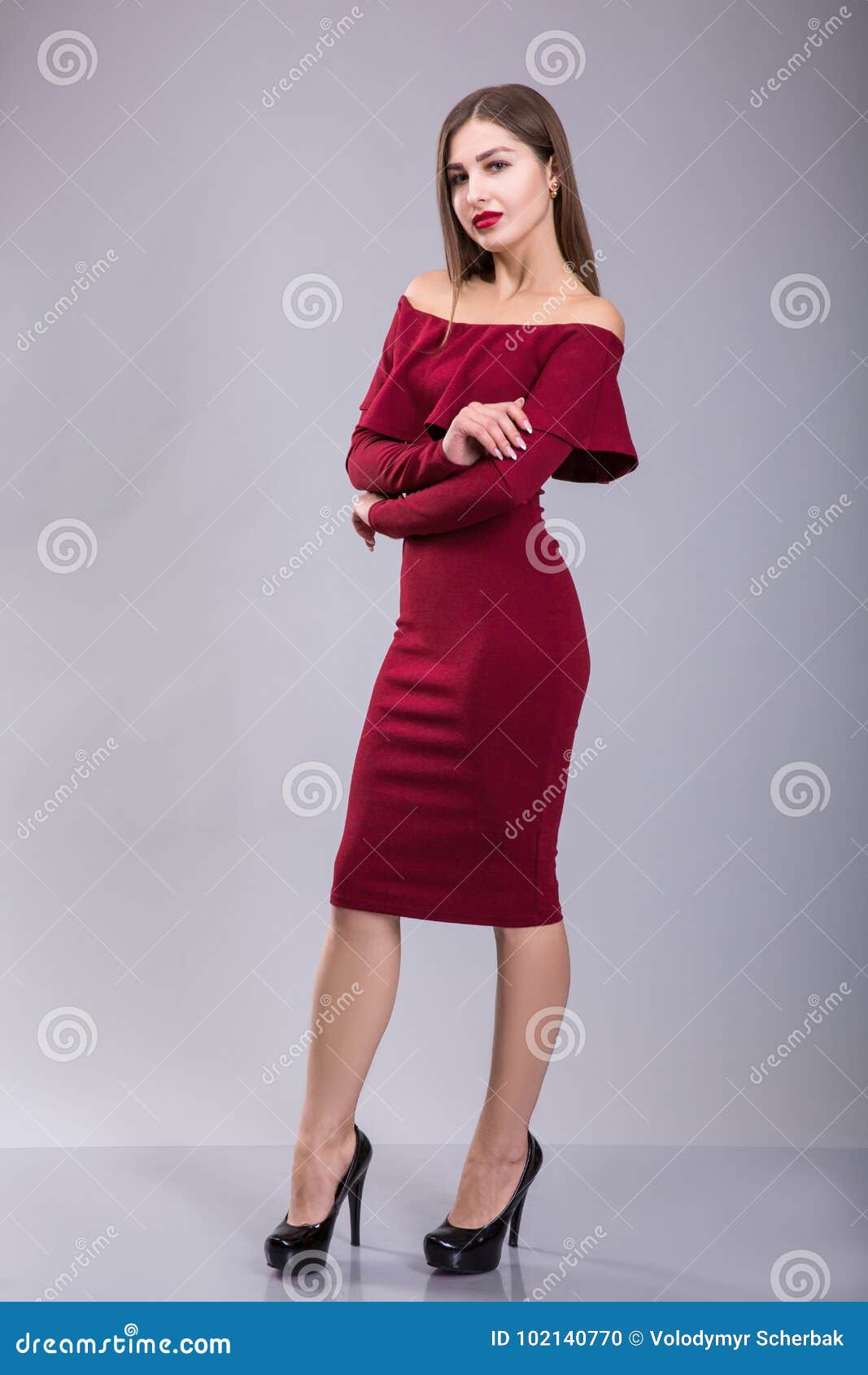 Mujer En Vestido Rojo Y Labios Rojos Sobre Gris Foto de archivo - Imagen de mano, 102140770
