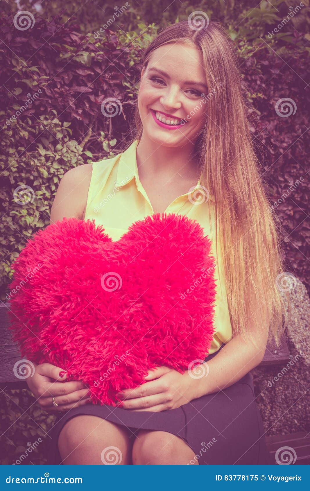 Mujer Enamorada Con El Corazón Rojo Grande Imagen de archivo - Imagen de  sentada, filtrado: 83778175