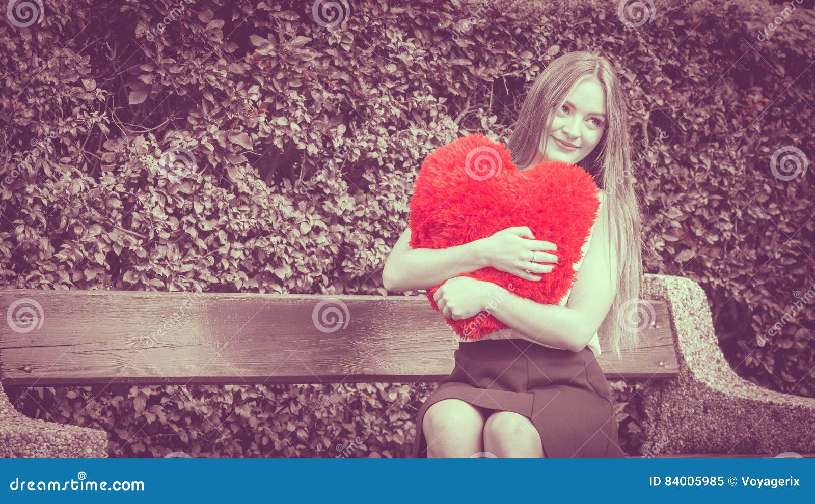 Mujer Enamorada Con El Corazón Rojo Grande Imagen de archivo - Imagen de  grande, novia: 84005985