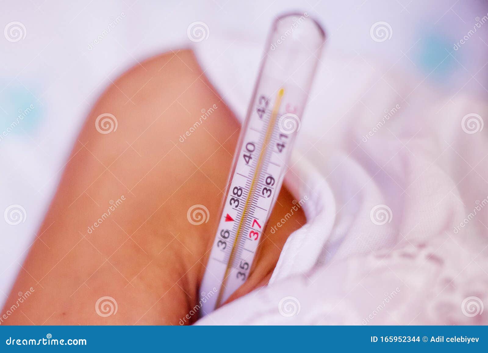 Variedad Ojalá solicitud Mujer Enferma Con Termómetro En La Axila La Mujer Mide La Temperatura Corporal Bajo Su Brazo Con Termómetro Digital Foto de archivo - Imagen de hospital, hembra: 165952344 Variedad Ojalá solicitud Mujer Enferma Con Termómetro En La Axila La Mujer Mide La Temperatura Corporal Bajo Su Brazo Con Termómetro Digital Foto de archivo - Imagen de hospital, hembra: 165952344