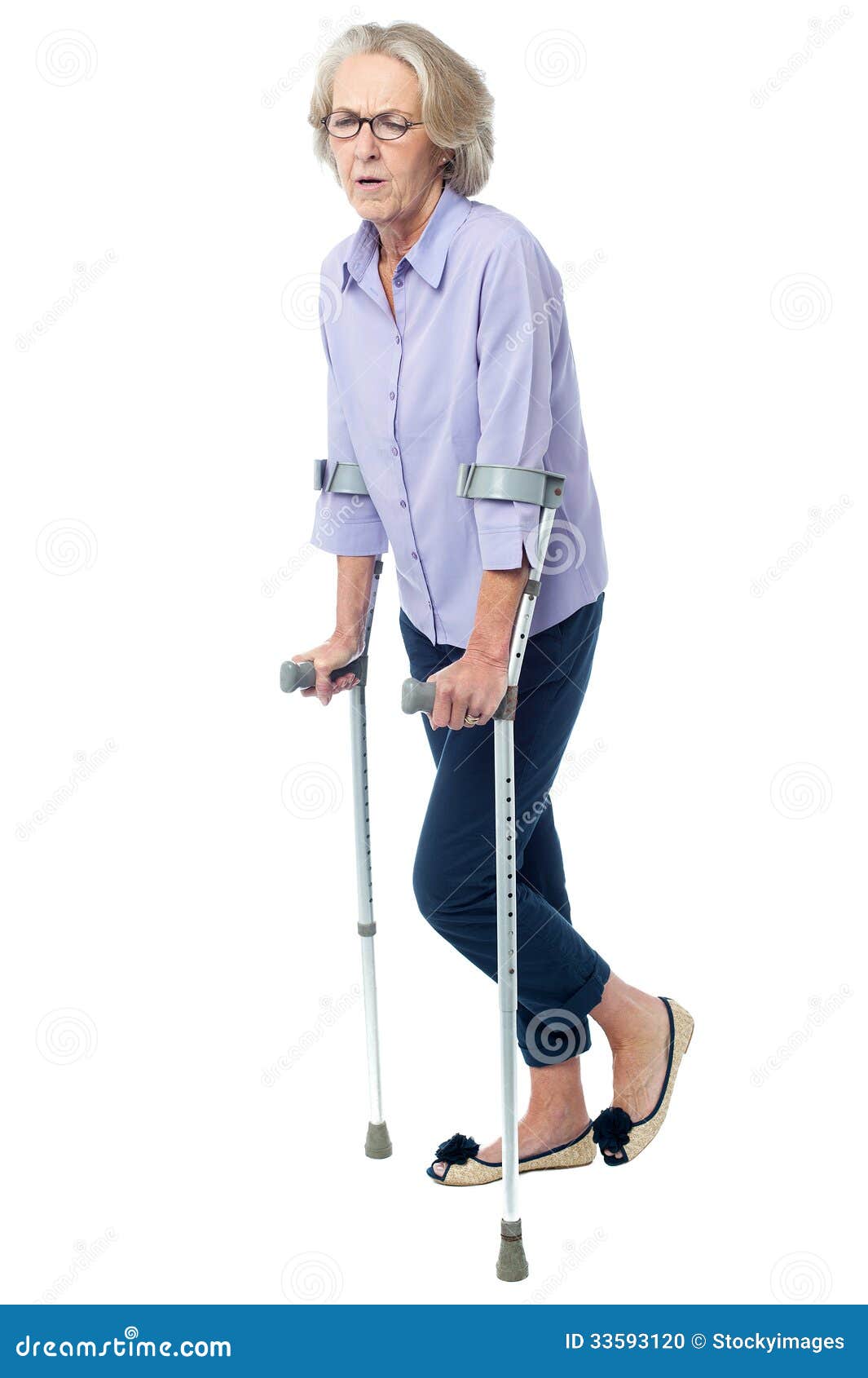 Mujer Envejecida En Dolor Que Camina Con Las Muletas Foto de archivo -  Imagen de hembra, utilitarios: 33593120