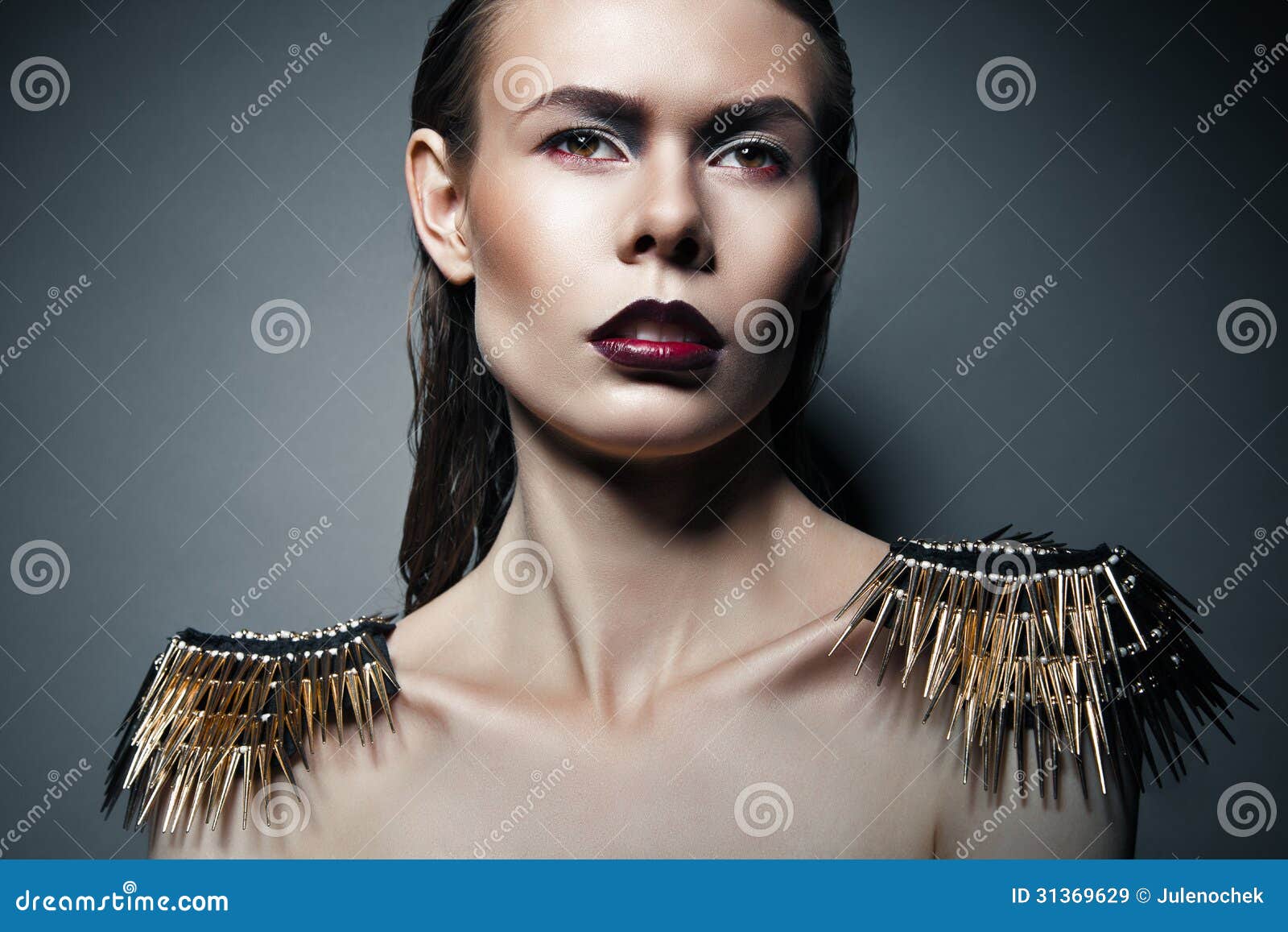 Mujer Estricta Atractiva Con Los Labios Y Las Hombreras Rojos Imagen de  archivo - Imagen de hembra, fashionable: 31369629