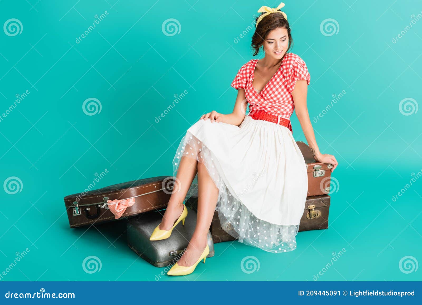 Mujer Feliz Con Ropa Retro Sentada Imagen de - Imagen siéntese: 209445091