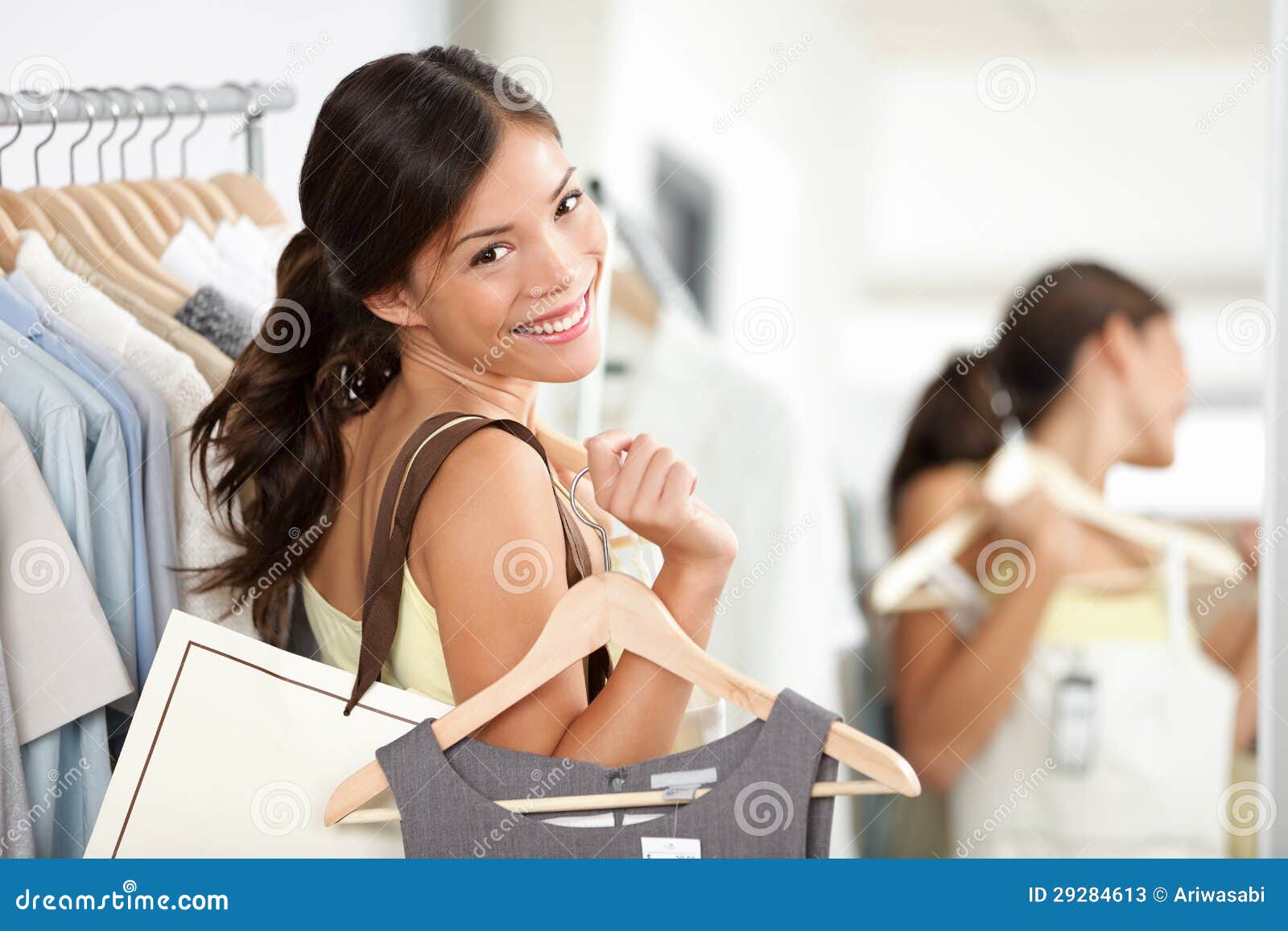Mujer Feliz De Las Compras En Tienda De Ropa Imagen de archivo