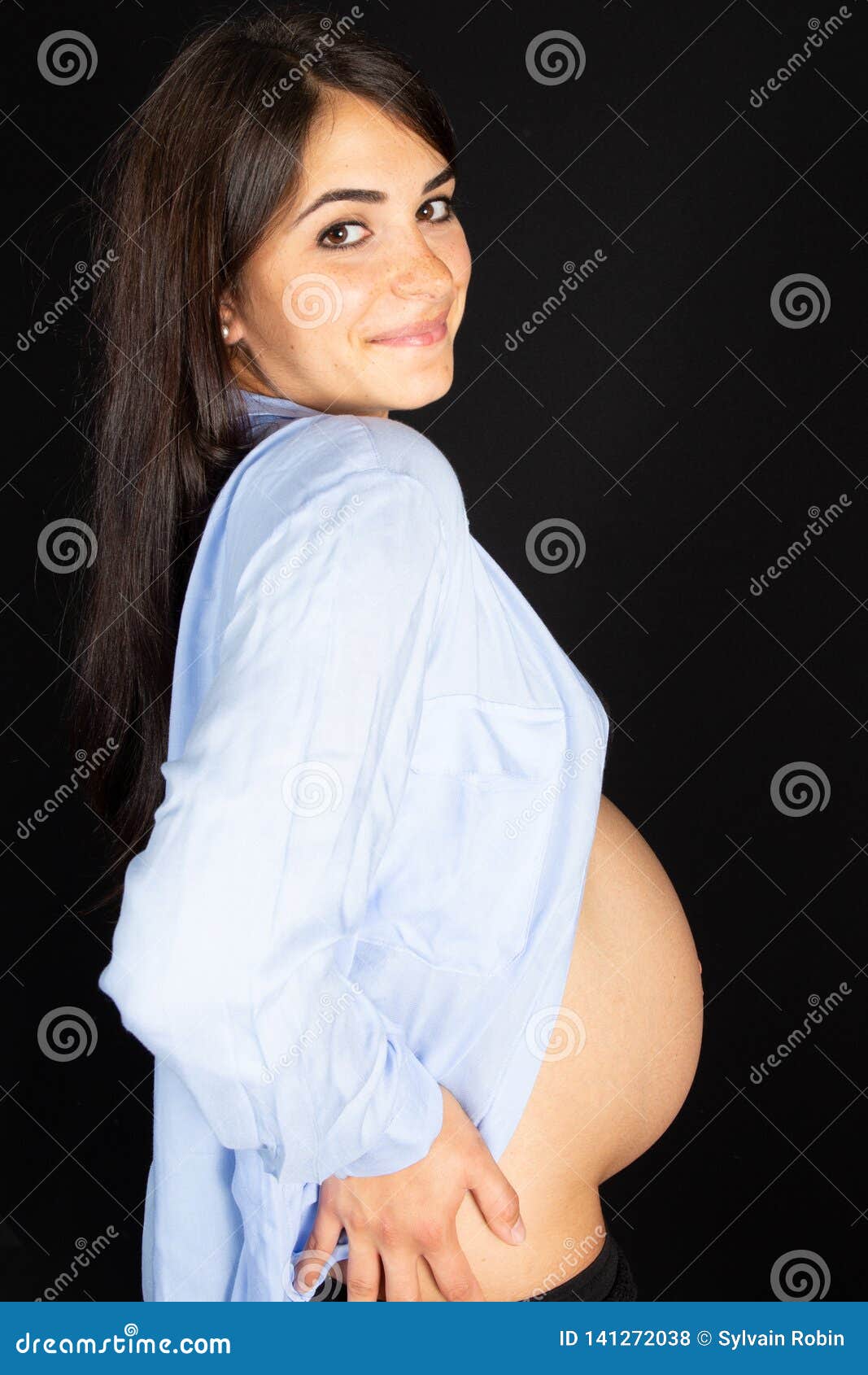 Mujer Feliz Embarazada Que Toca Su Vientre Bajo Concepto Sano Del Embarazo  Del Fondo Negro Foto de archivo - Imagen de paternidad, lleve: 141272038