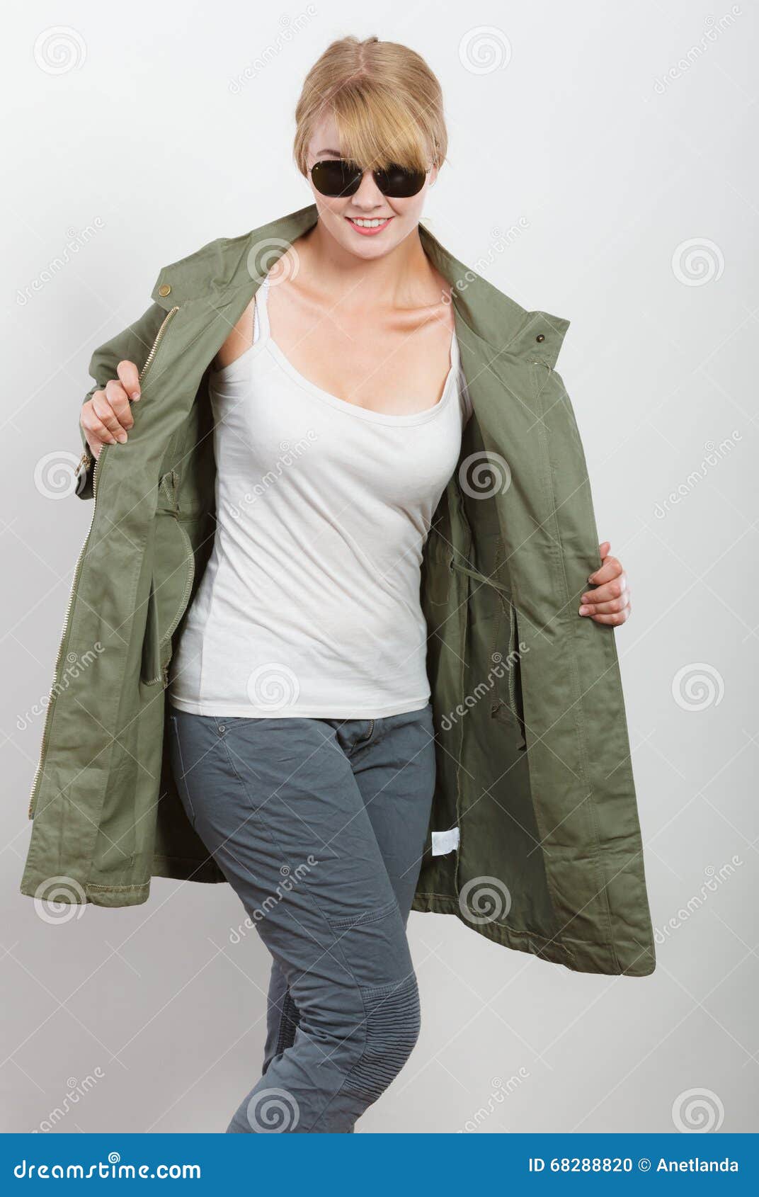 Mujer Feliz En Chaqueta Verde Oscuro Autumn Fashion Foto archivo Imagen de trendy, capa: