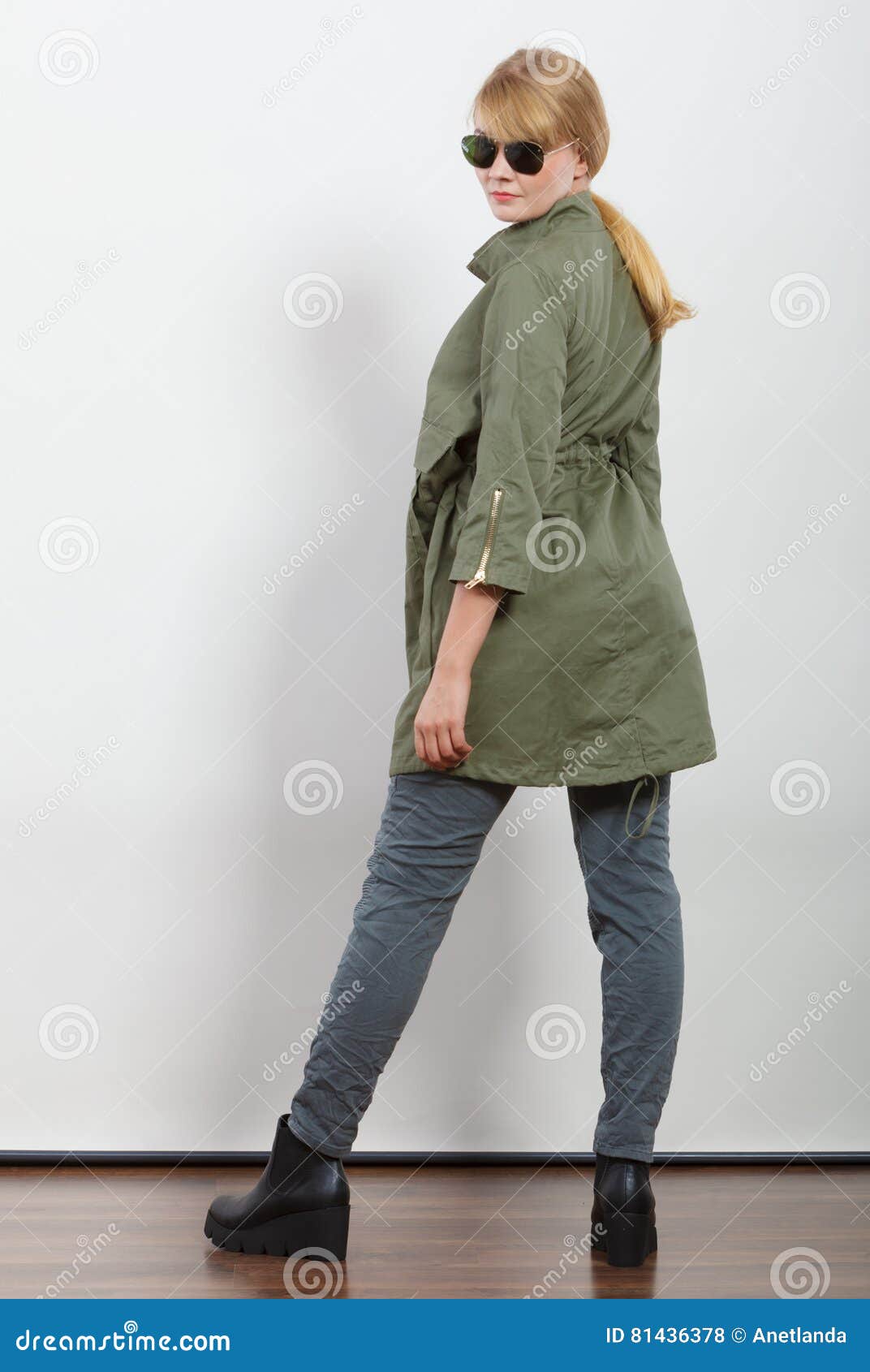 Mujer Feliz Chaqueta Verde Autumn Fashion Foto de archivo - Imagen de manera, hembra: 81436378