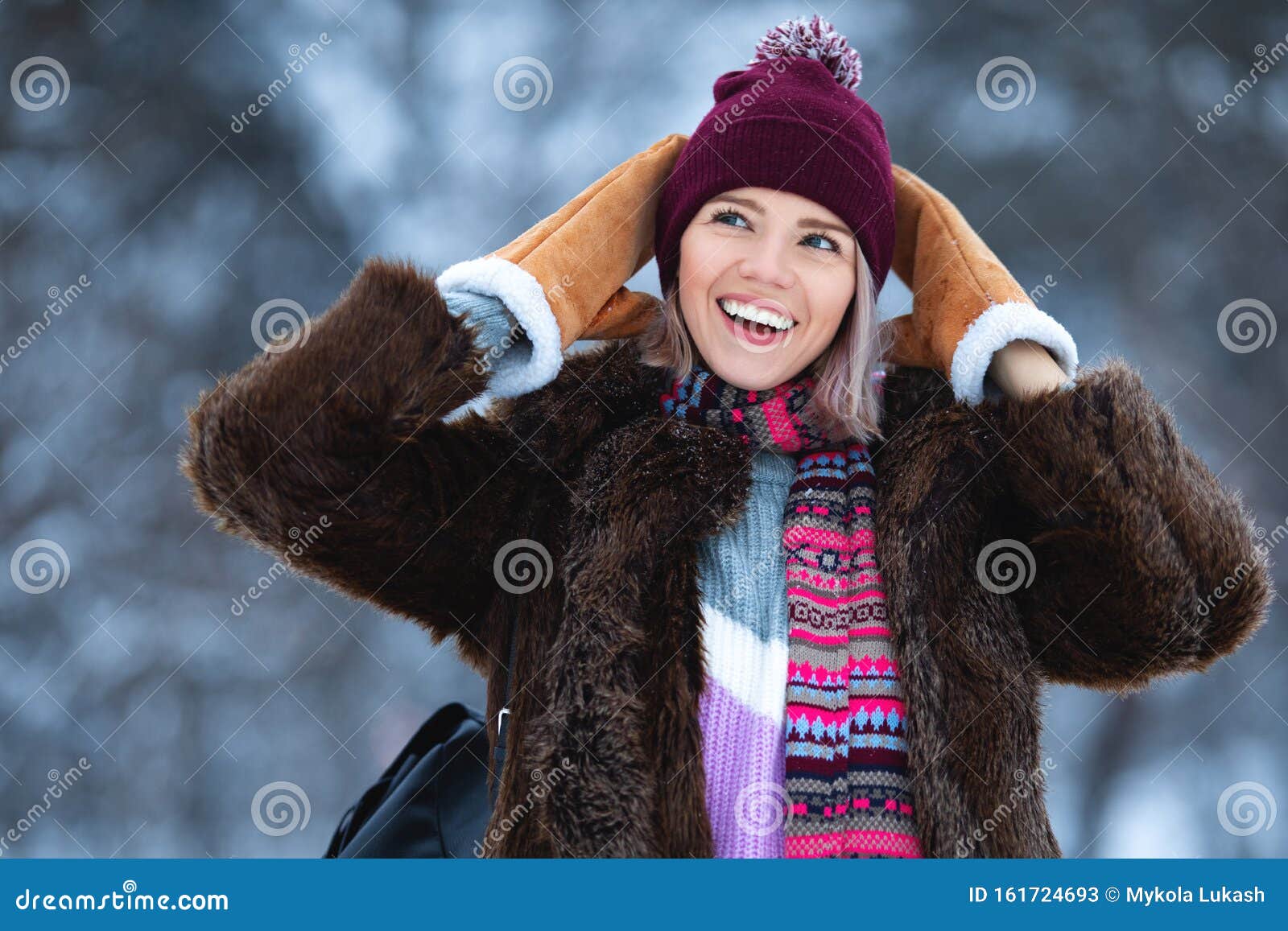 Mujer feliz invierno fotos de stock, imágenes de Mujer feliz